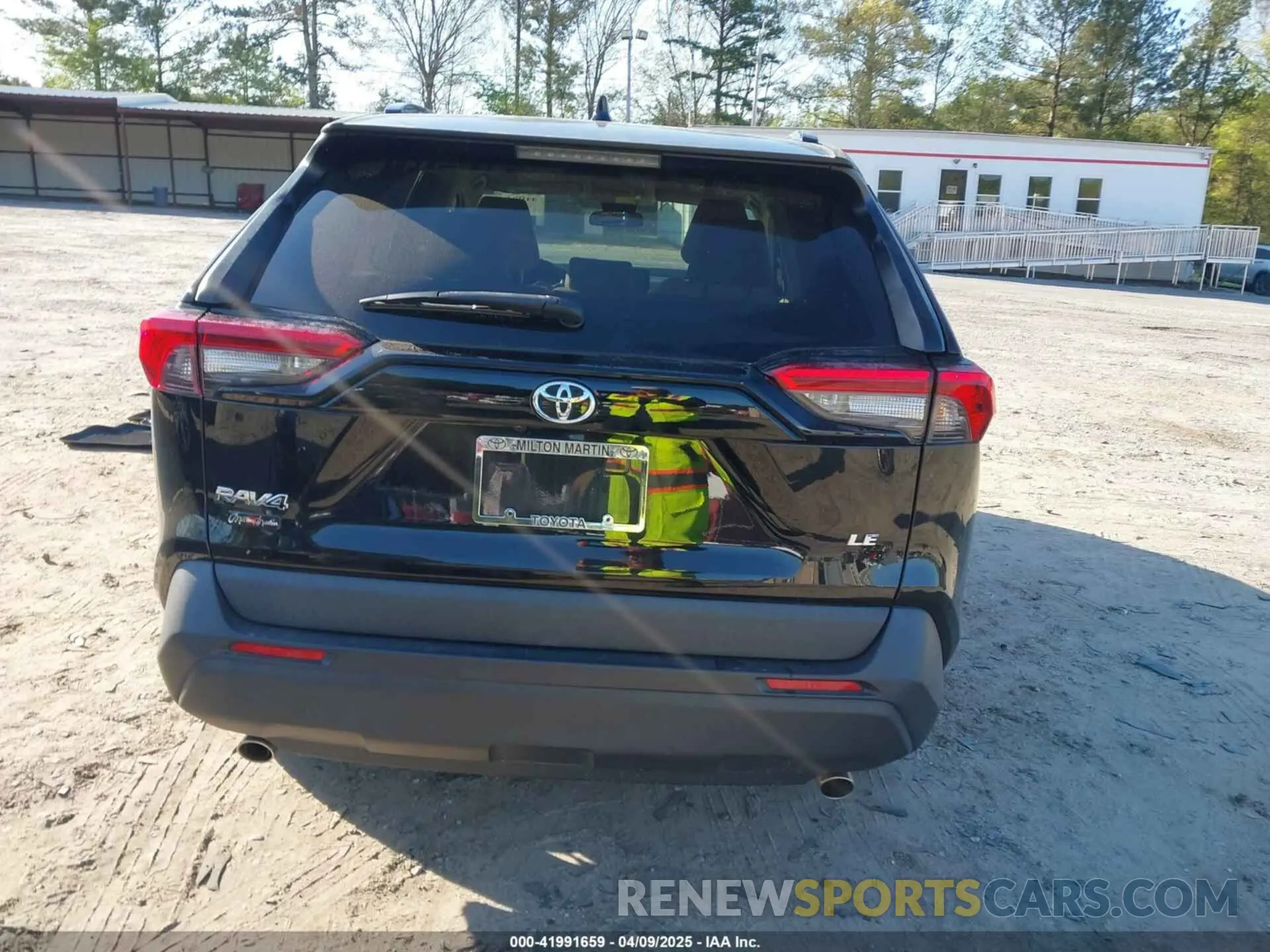 16 Photograph of a damaged car 2T3H1RFV9LC065969 TOYOTA RAV4 2020