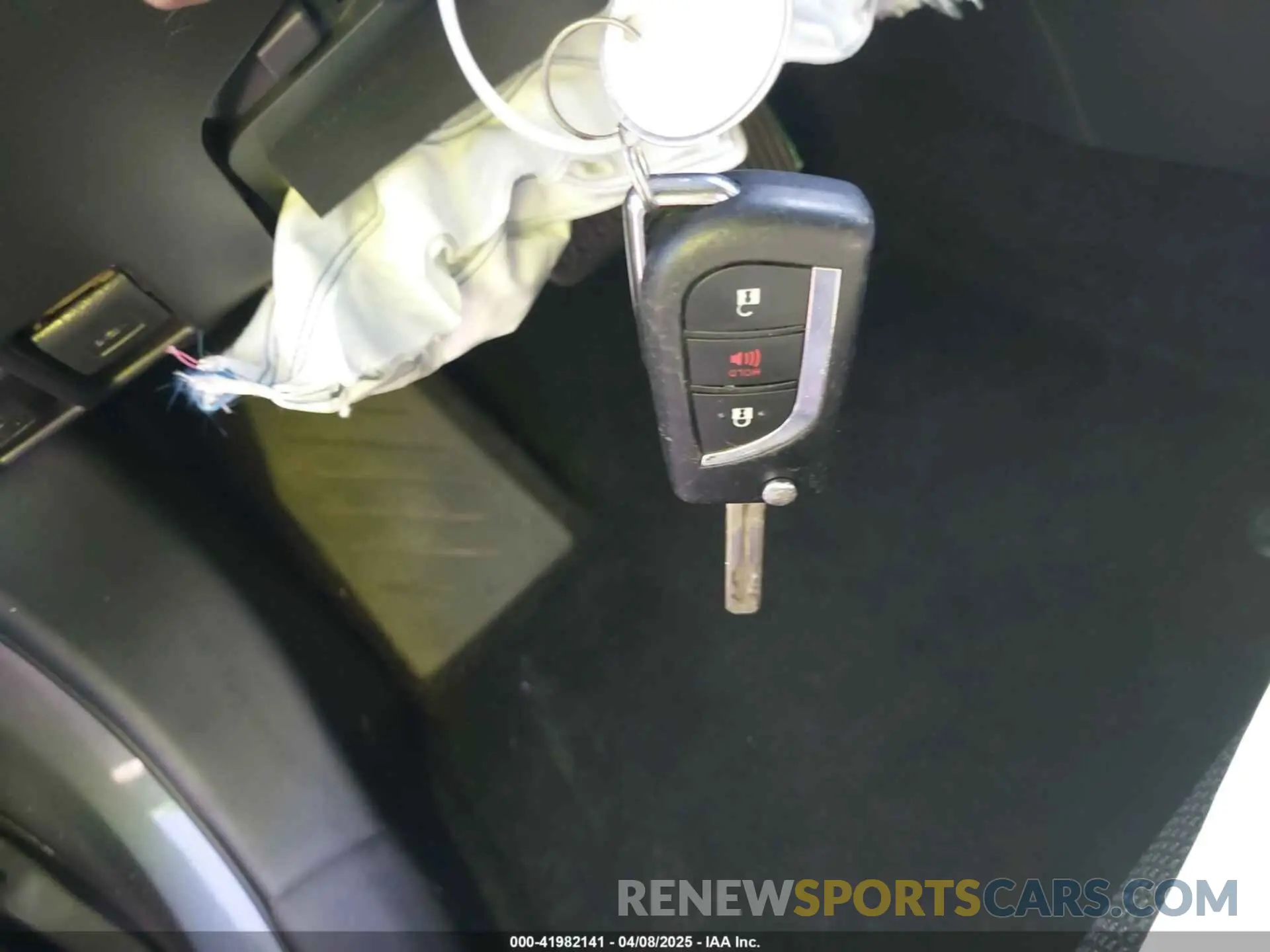 11 Photograph of a damaged car 2T3H1RFV9LC070265 TOYOTA RAV4 2020