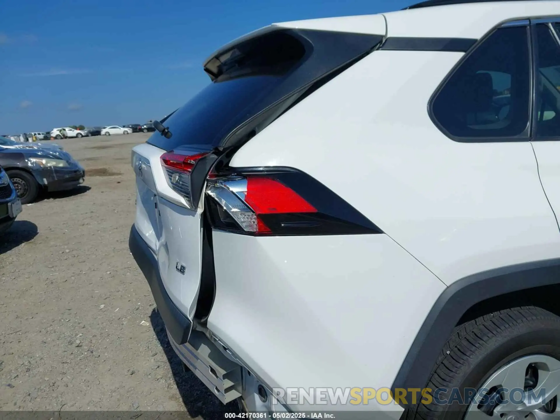 21 Photograph of a damaged car 2T3H1RFV9LW065422 TOYOTA RAV4 2020