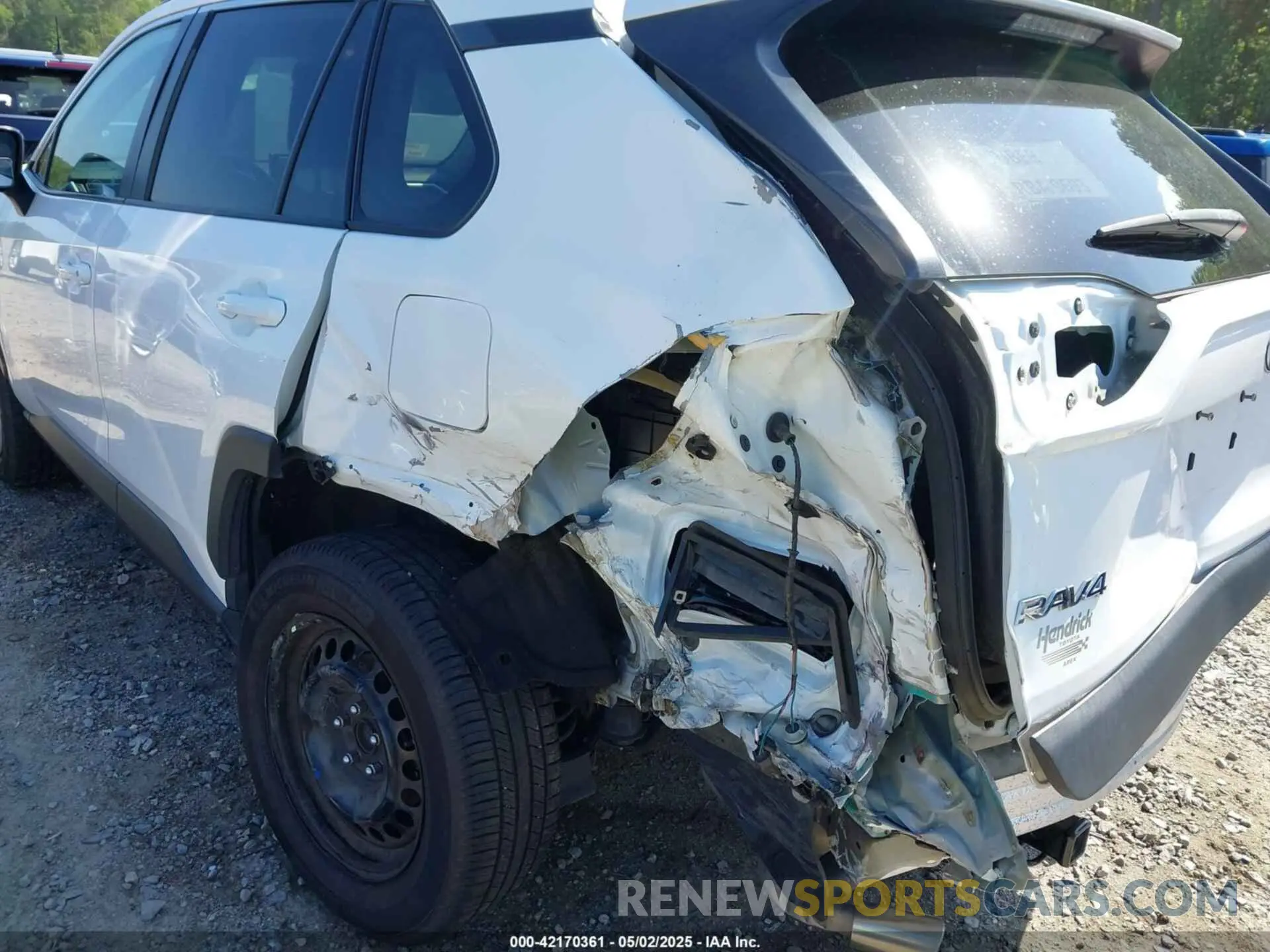6 Photograph of a damaged car 2T3H1RFV9LW065422 TOYOTA RAV4 2020