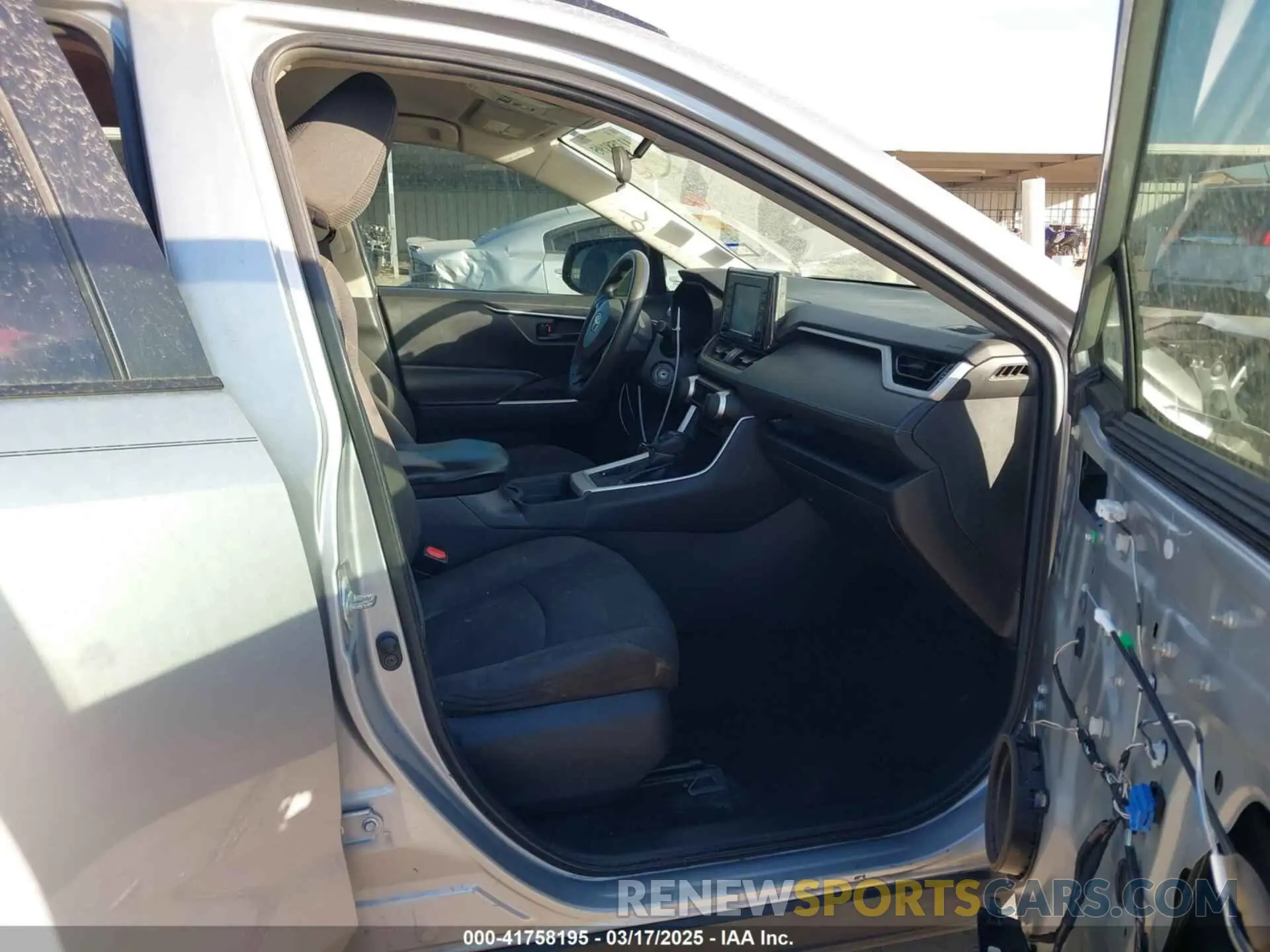 5 Photograph of a damaged car 2T3H1RFV9LW071592 TOYOTA RAV4 2020