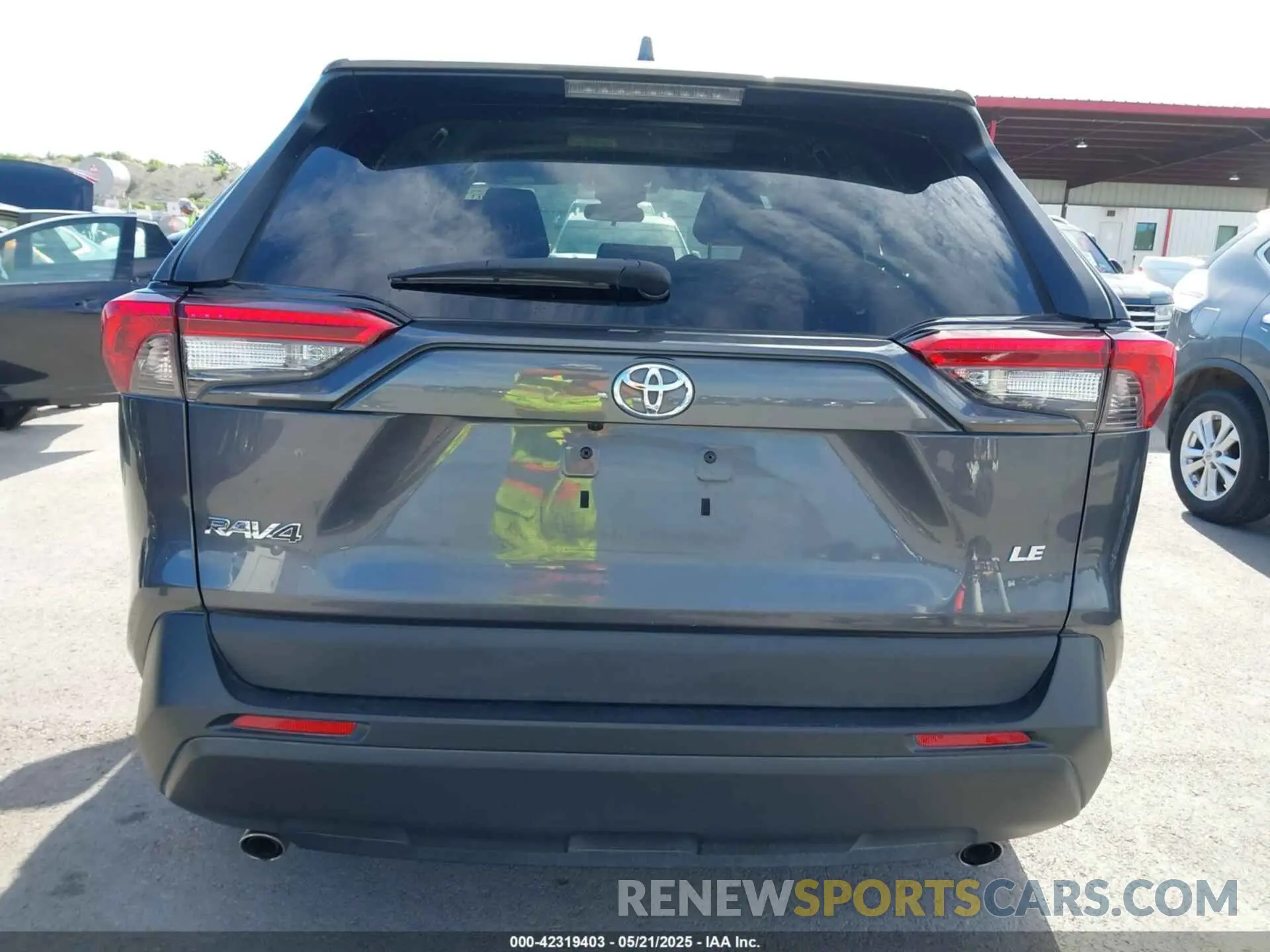 17 Photograph of a damaged car 2T3H1RFV9LW098453 TOYOTA RAV4 2020