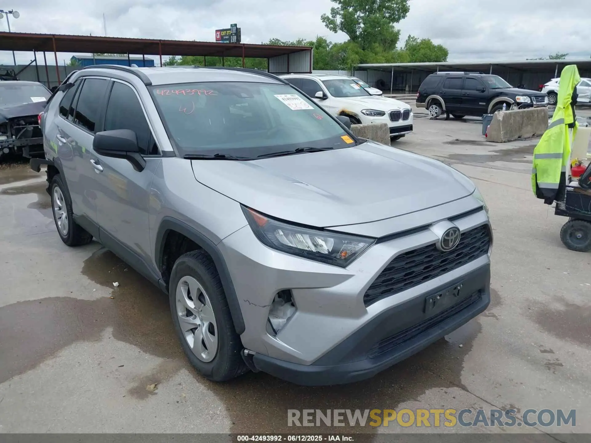 1 Photograph of a damaged car 2T3H1RFVXLC037260 TOYOTA RAV4 2020