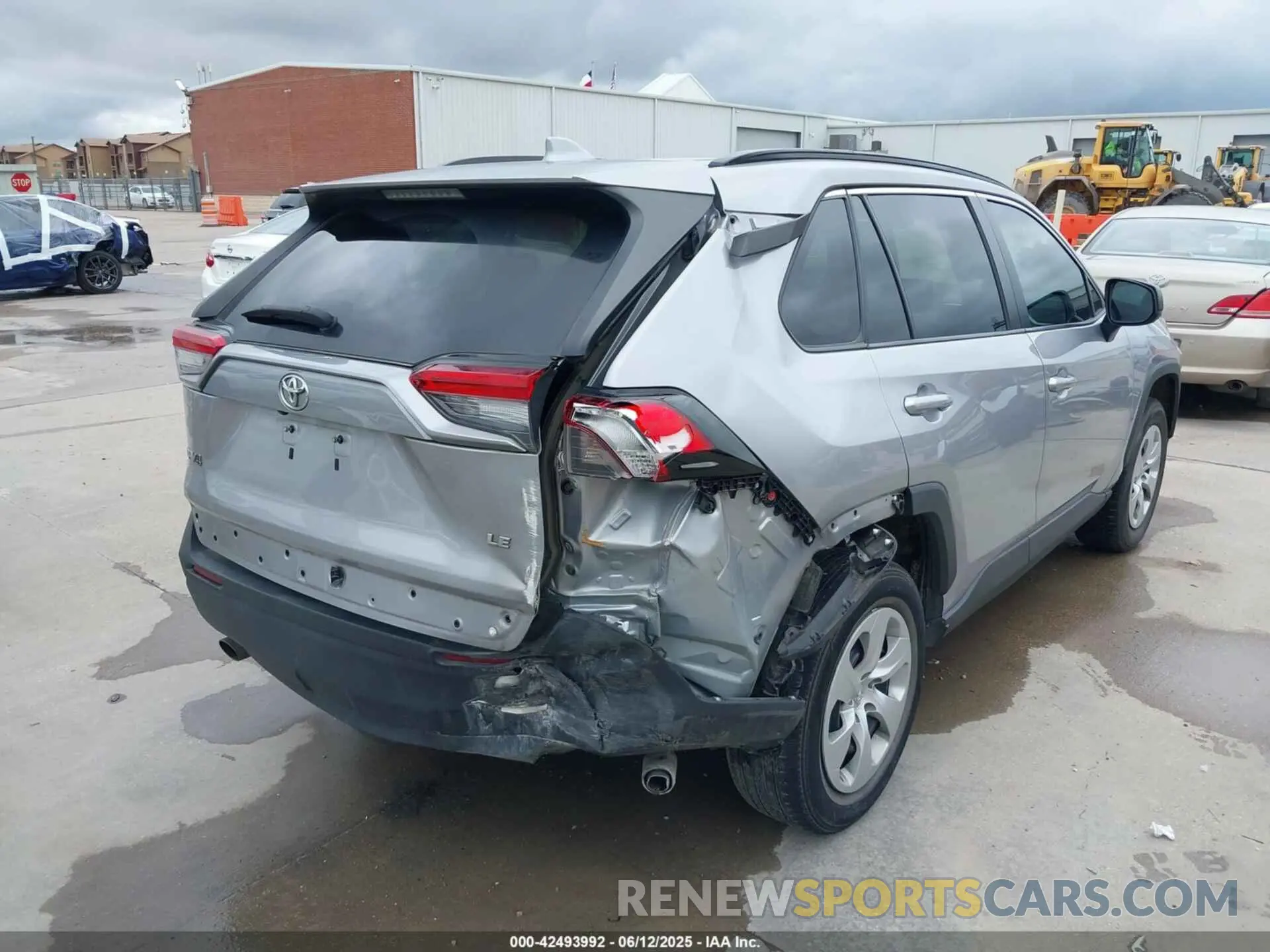 4 Photograph of a damaged car 2T3H1RFVXLC037260 TOYOTA RAV4 2020