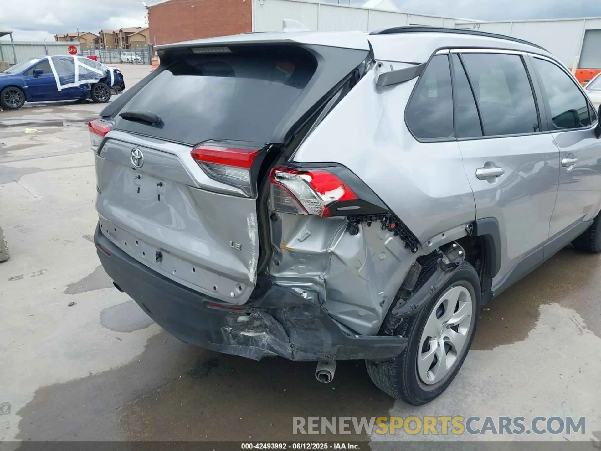 6 Photograph of a damaged car 2T3H1RFVXLC037260 TOYOTA RAV4 2020