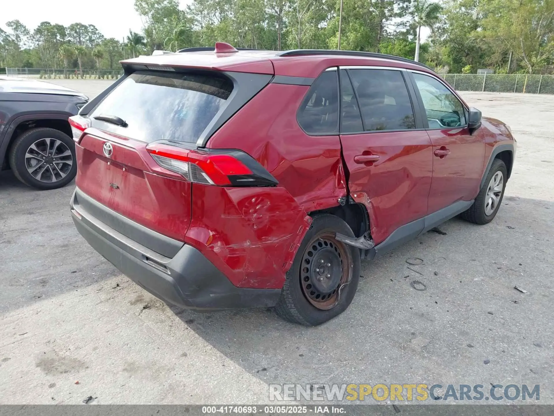 4 Photograph of a damaged car 2T3H1RFVXLC055676 TOYOTA RAV4 2020