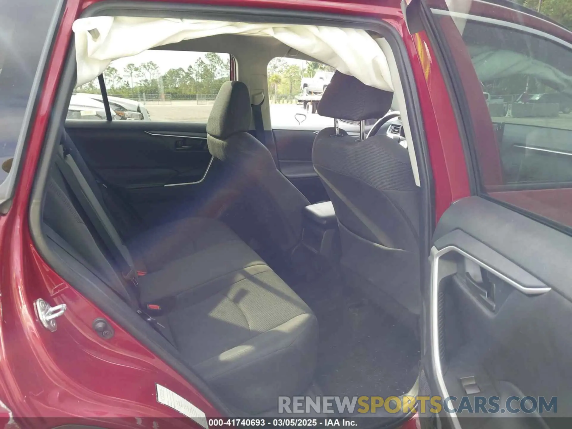 8 Photograph of a damaged car 2T3H1RFVXLC055676 TOYOTA RAV4 2020