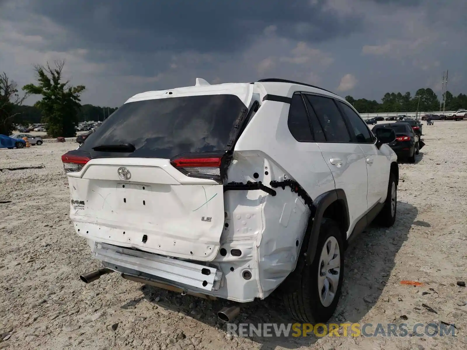 4 Photograph of a damaged car 2T3H1RFVXLW058320 TOYOTA RAV4 2020