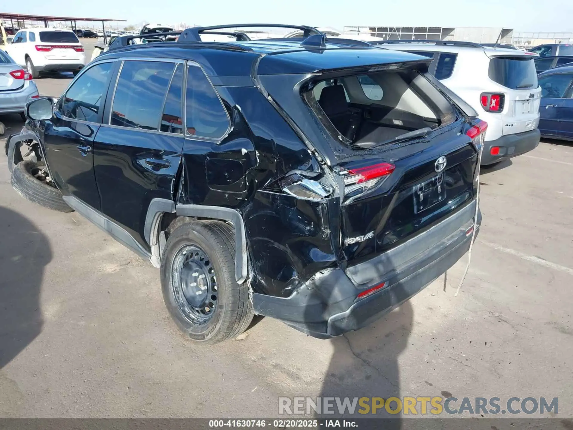 17 Photograph of a damaged car 2T3H1RFVXLW058589 TOYOTA RAV4 2020