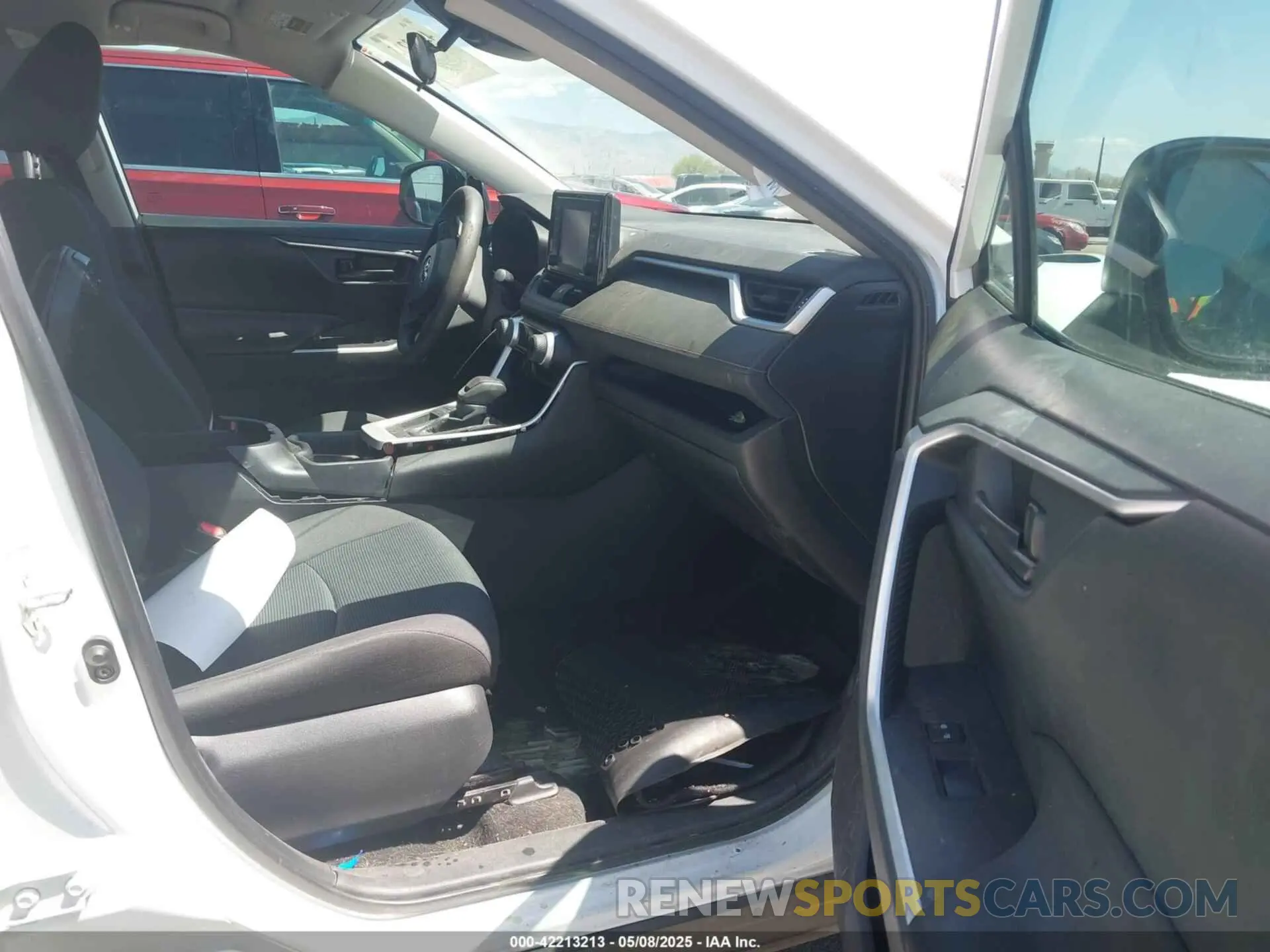 5 Photograph of a damaged car 2T3H1RFVXLW089647 TOYOTA RAV4 2020