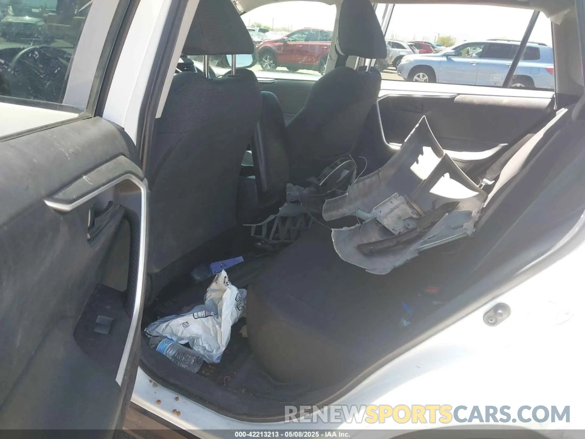 8 Photograph of a damaged car 2T3H1RFVXLW089647 TOYOTA RAV4 2020