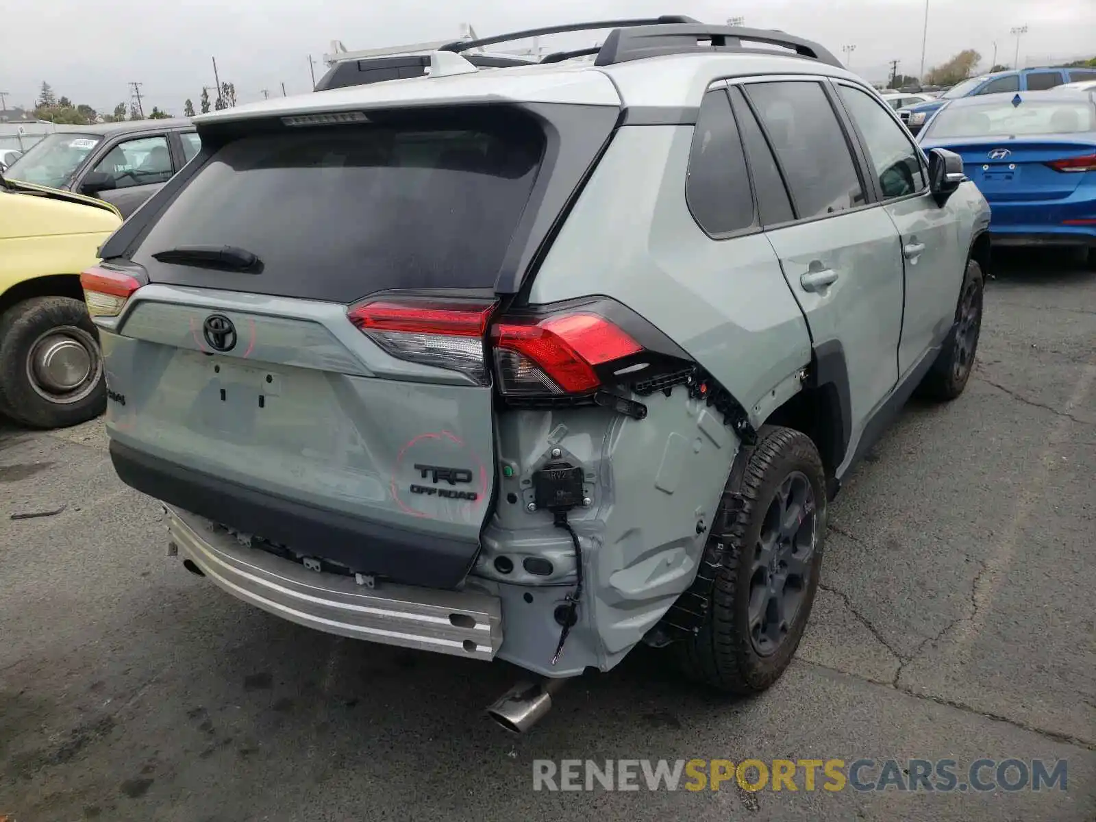 4 Photograph of a damaged car 2T3J1RFV8LC085521 TOYOTA RAV4 2020