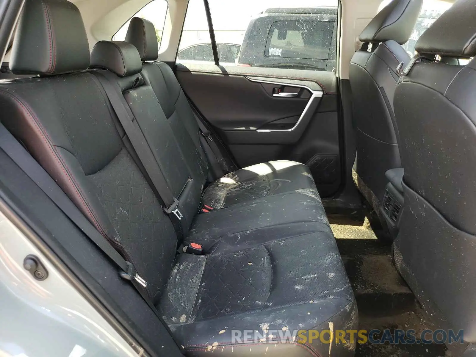 6 Photograph of a damaged car 2T3J1RFV9LC065570 TOYOTA RAV4 2020