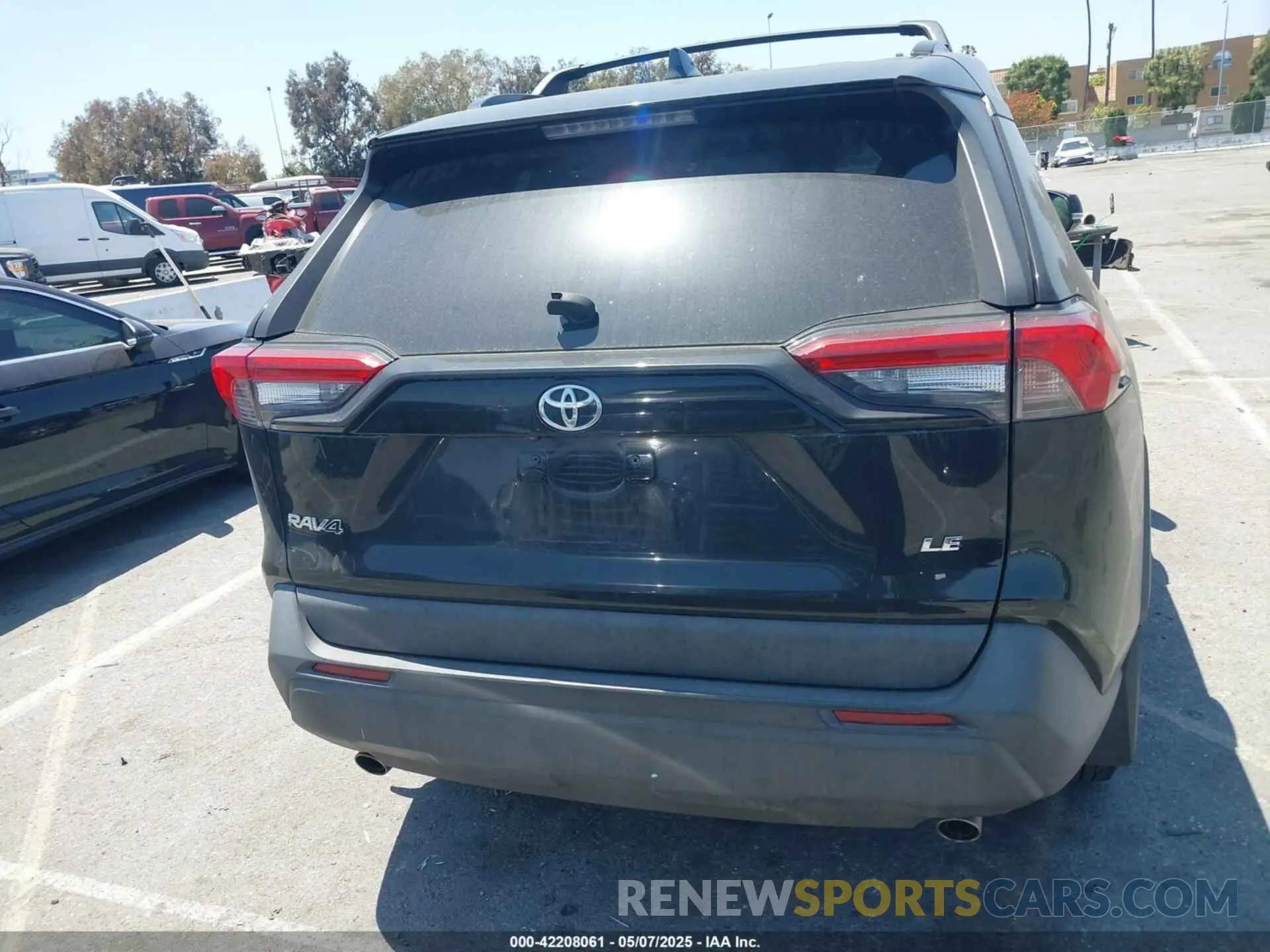 16 Photograph of a damaged car 2T3K1RFV0LW064469 TOYOTA RAV4 2020