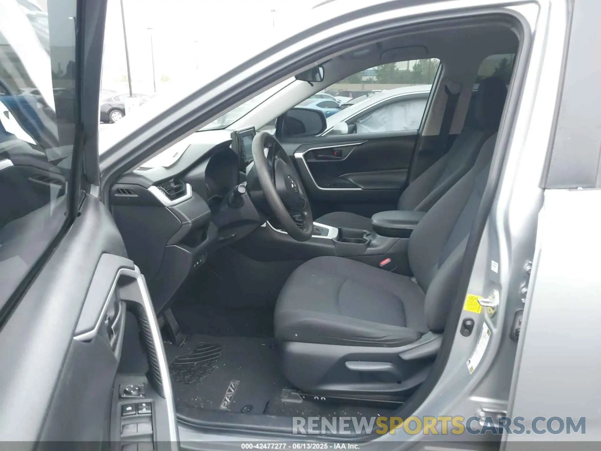 5 Photograph of a damaged car 2T3K1RFV5LW070848 TOYOTA RAV4 2020