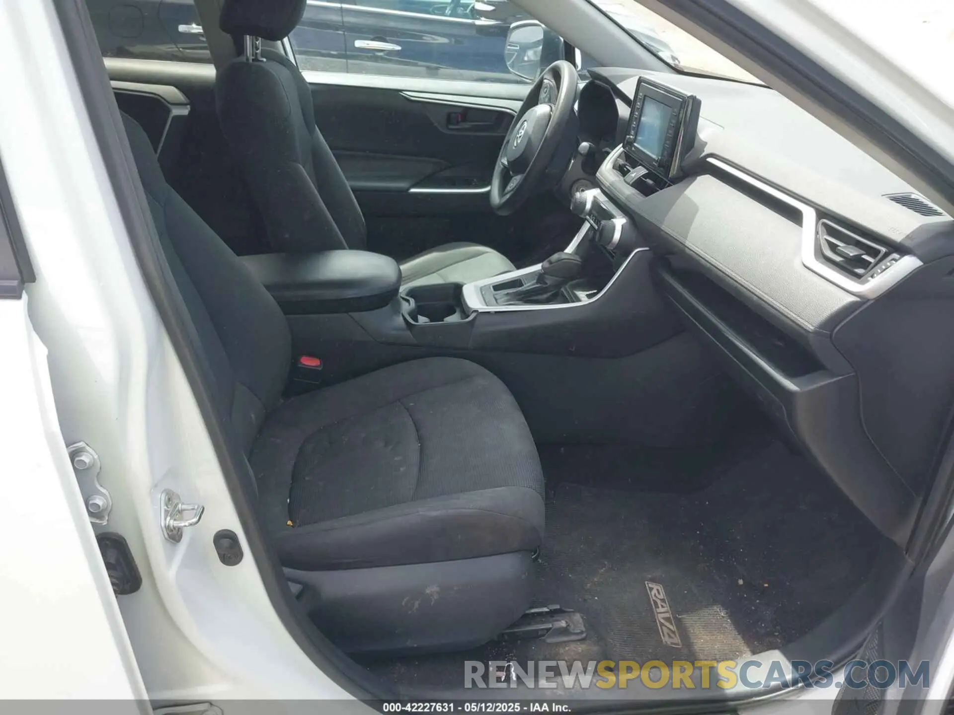 5 Photograph of a damaged car 2T3K1RFV5LW084927 TOYOTA RAV4 2020