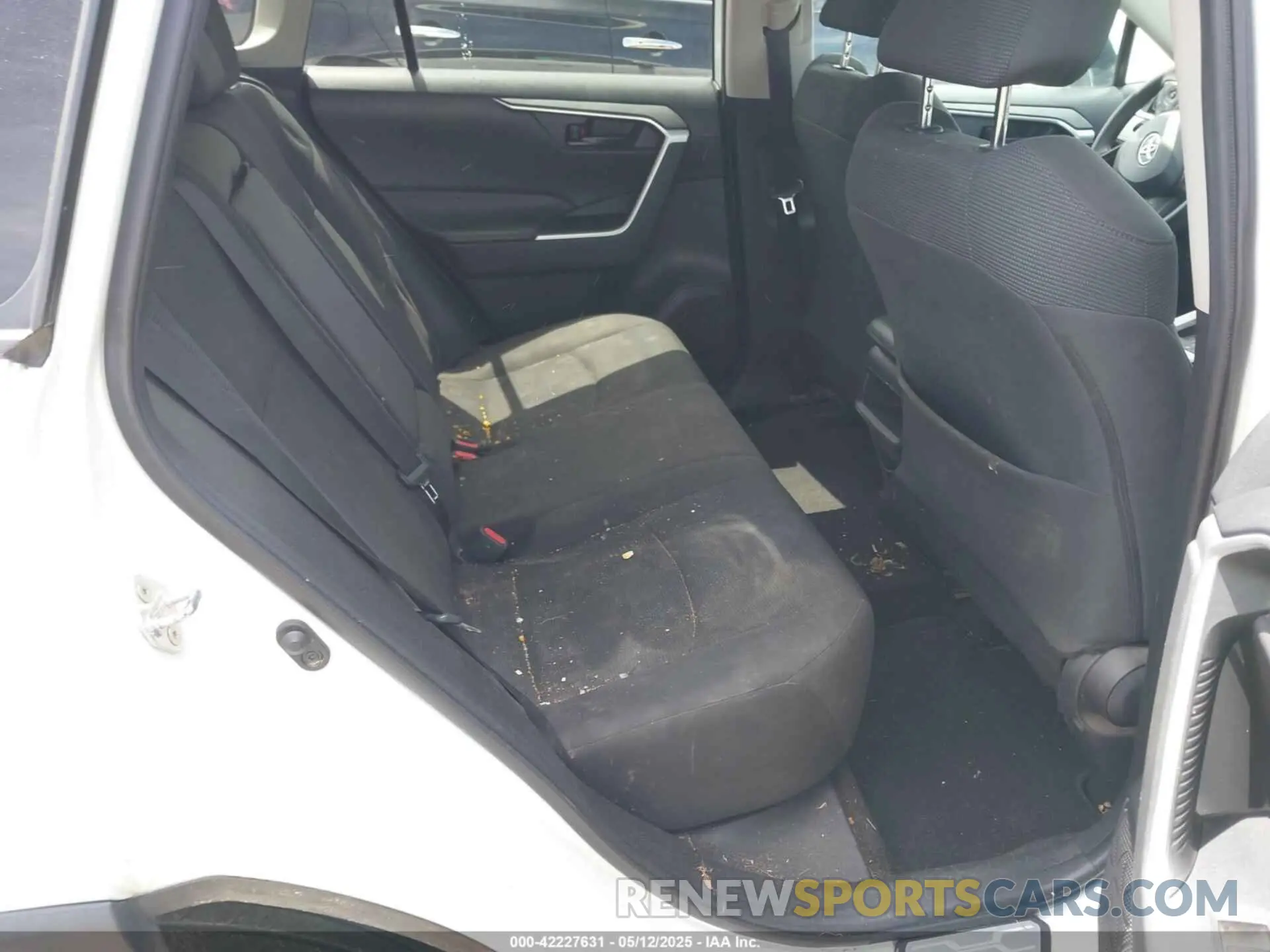 8 Photograph of a damaged car 2T3K1RFV5LW084927 TOYOTA RAV4 2020
