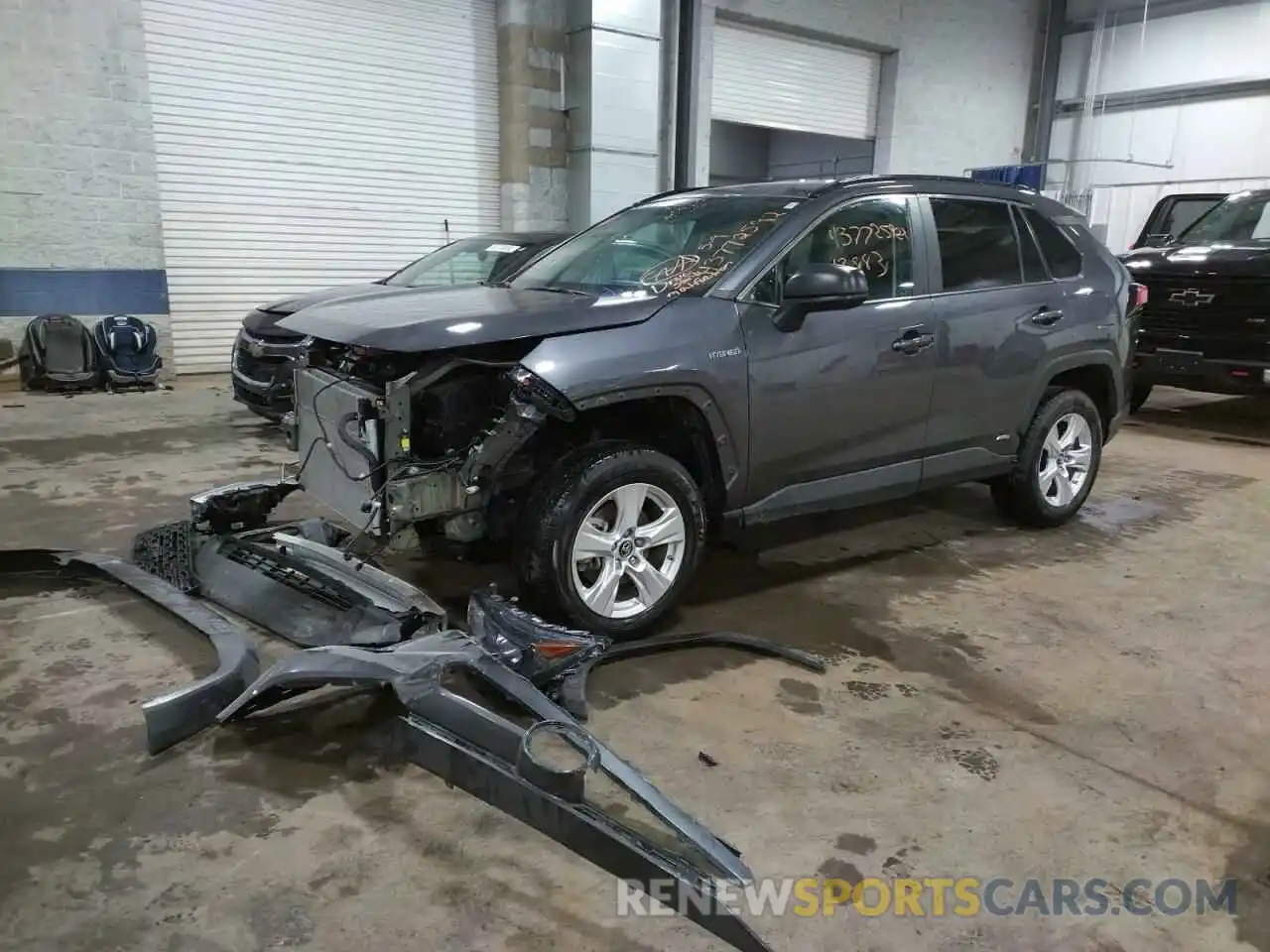 2 Photograph of a damaged car 2T3LWRFV4LW047471 TOYOTA RAV4 2020