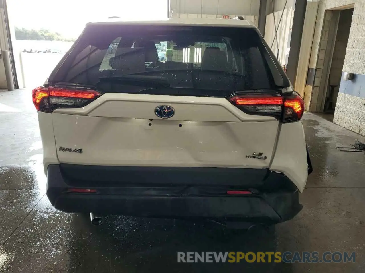 6 Photograph of a damaged car 2T3MWRFV7LW055892 TOYOTA RAV4 2020