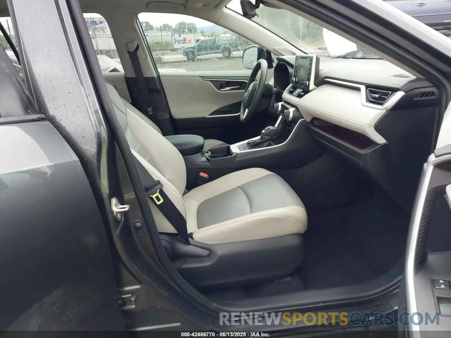 5 Photograph of a damaged car 2T3N1RFV1LC118957 TOYOTA RAV4 2020