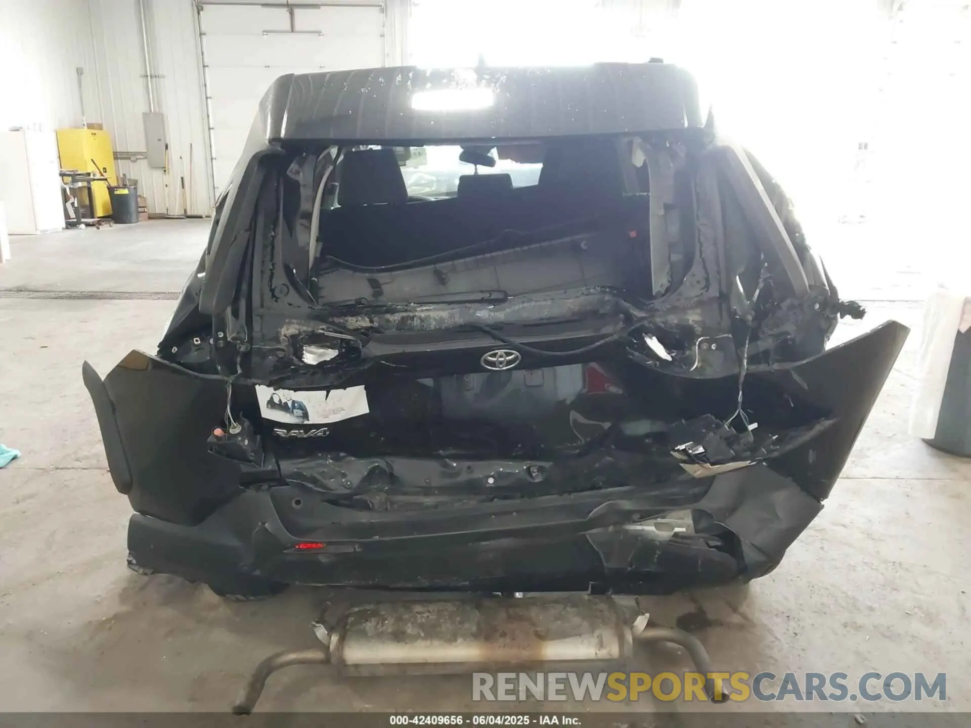 16 Photograph of a damaged car 2T3P1RFV0LC079187 TOYOTA RAV4 2020
