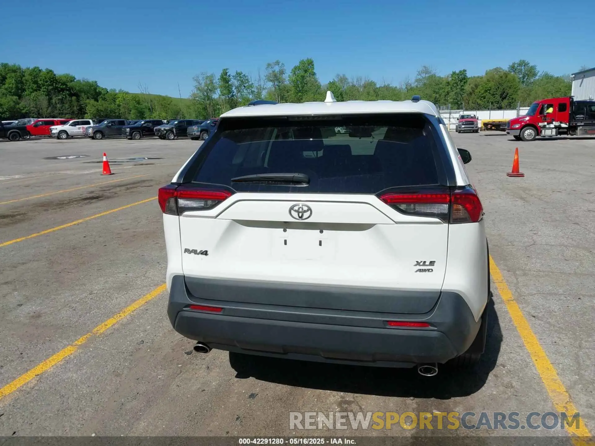16 Photograph of a damaged car 2T3P1RFV2LC071673 TOYOTA RAV4 2020