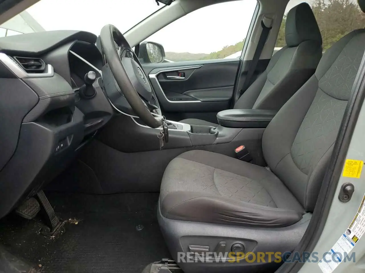 7 Photograph of a damaged car 2T3P1RFV2LW100815 TOYOTA RAV4 2020