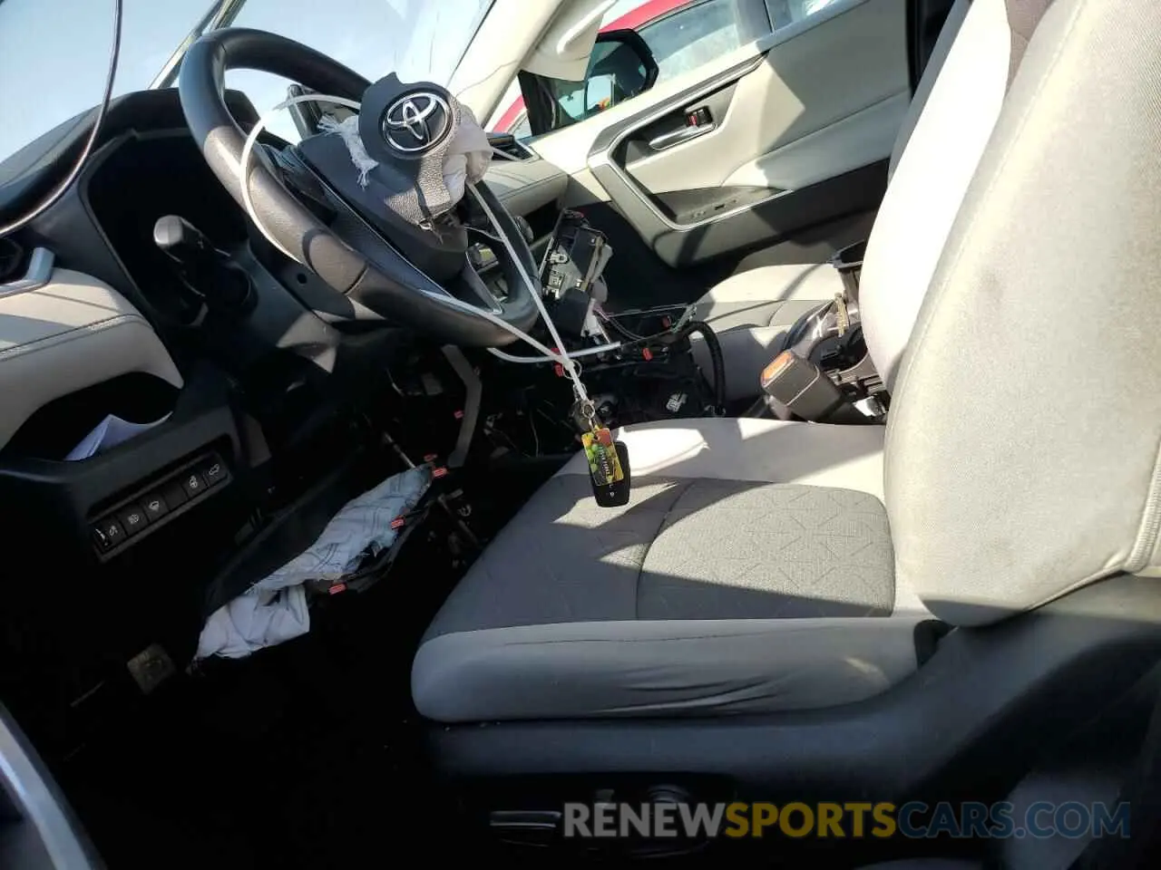 7 Photograph of a damaged car 2T3P1RFV2LW111281 TOYOTA RAV4 2020