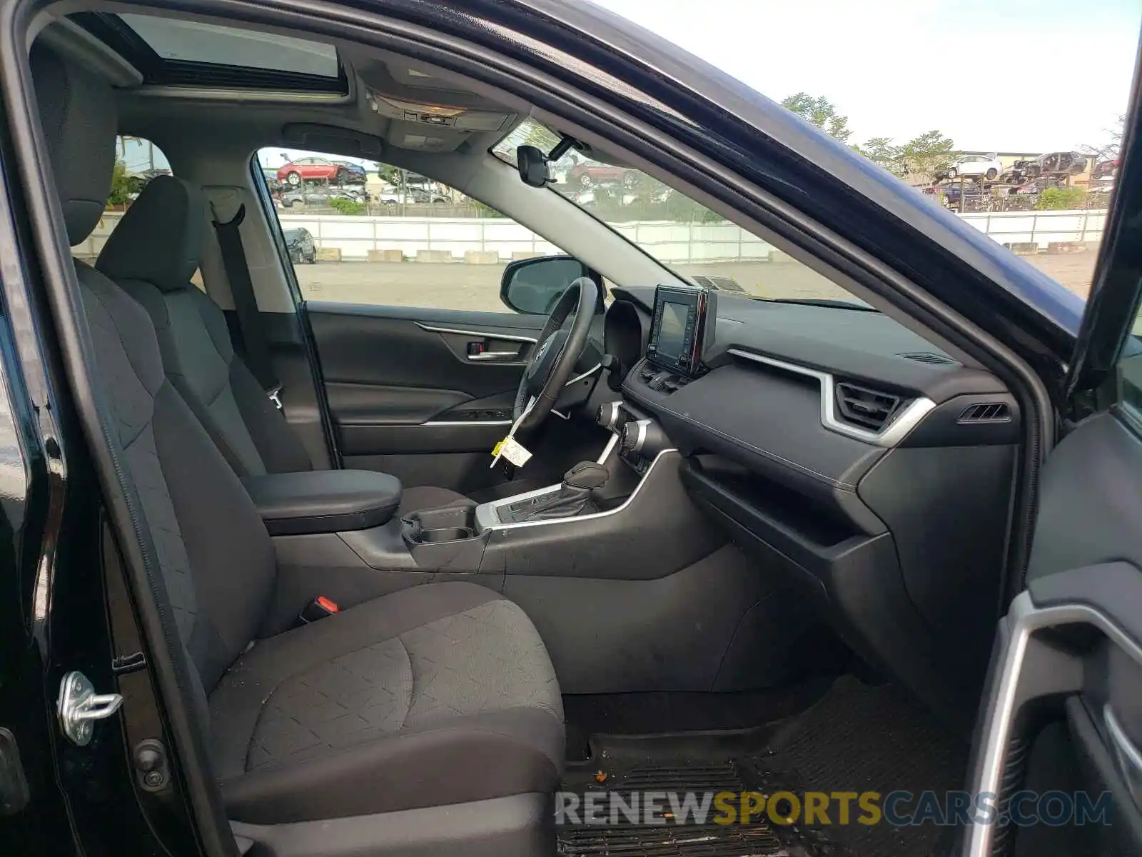 5 Photograph of a damaged car 2T3P1RFV3LW102038 TOYOTA RAV4 2020