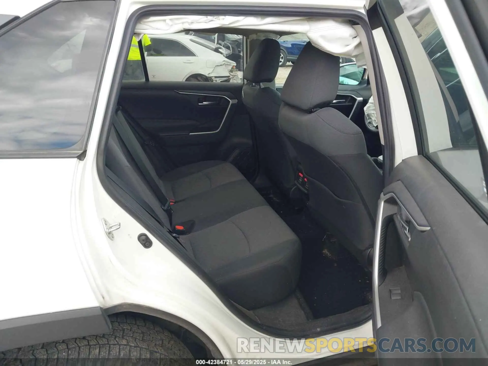 8 Photograph of a damaged car 2T3P1RFV5LC111146 TOYOTA RAV4 2020