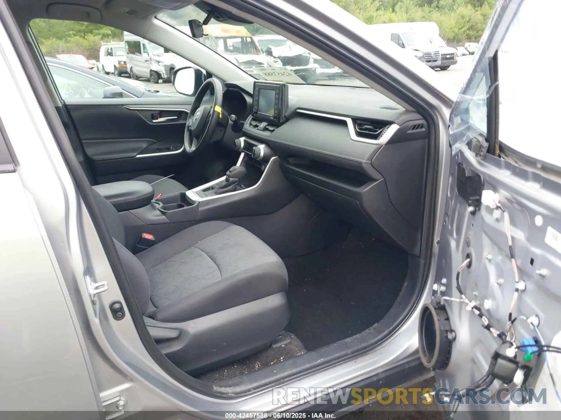 5 Photograph of a damaged car 2T3P1RFV8LC090681 TOYOTA RAV4 2020
