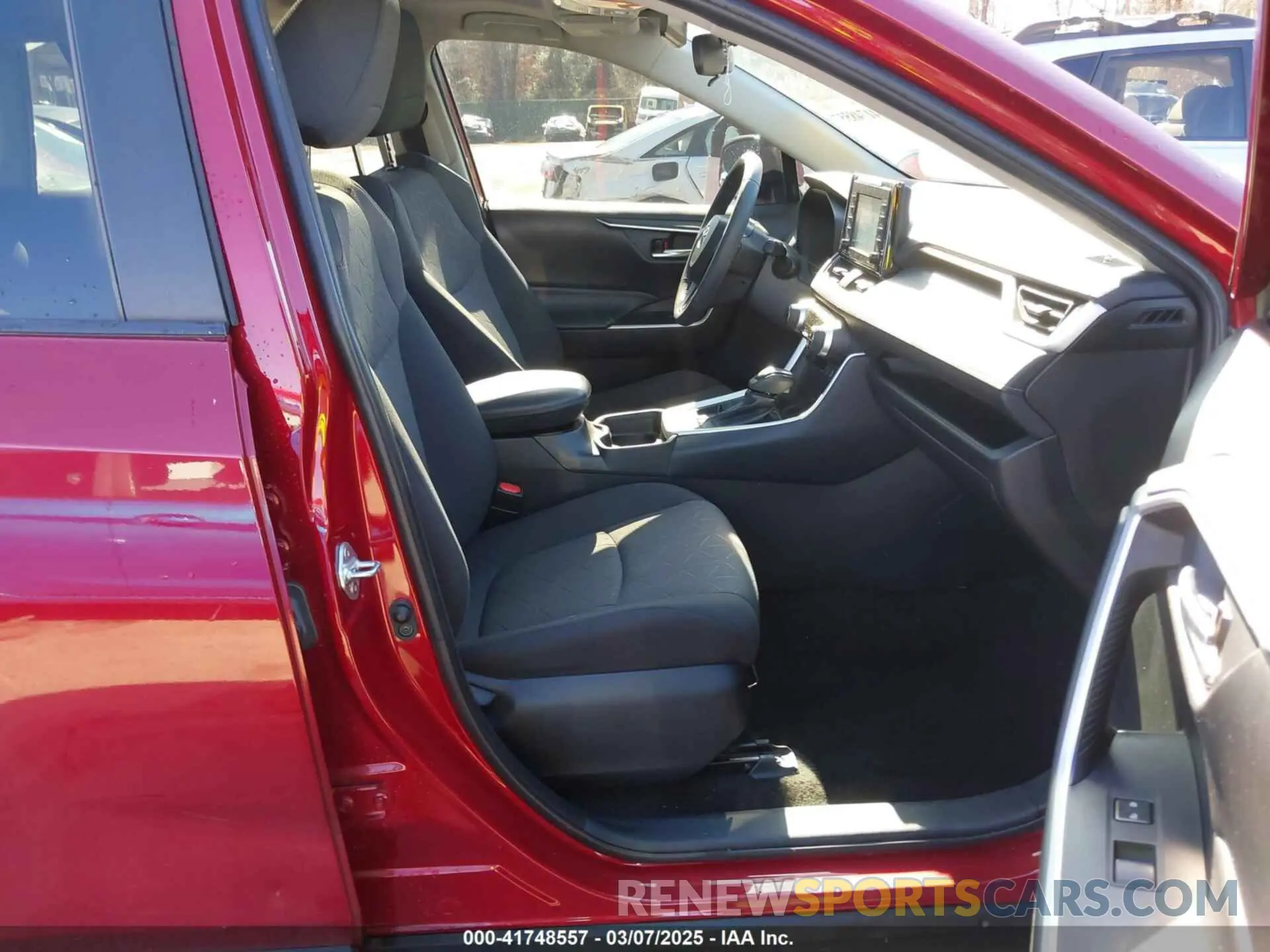 5 Photograph of a damaged car 2T3P1RFVXLW115577 TOYOTA RAV4 2020