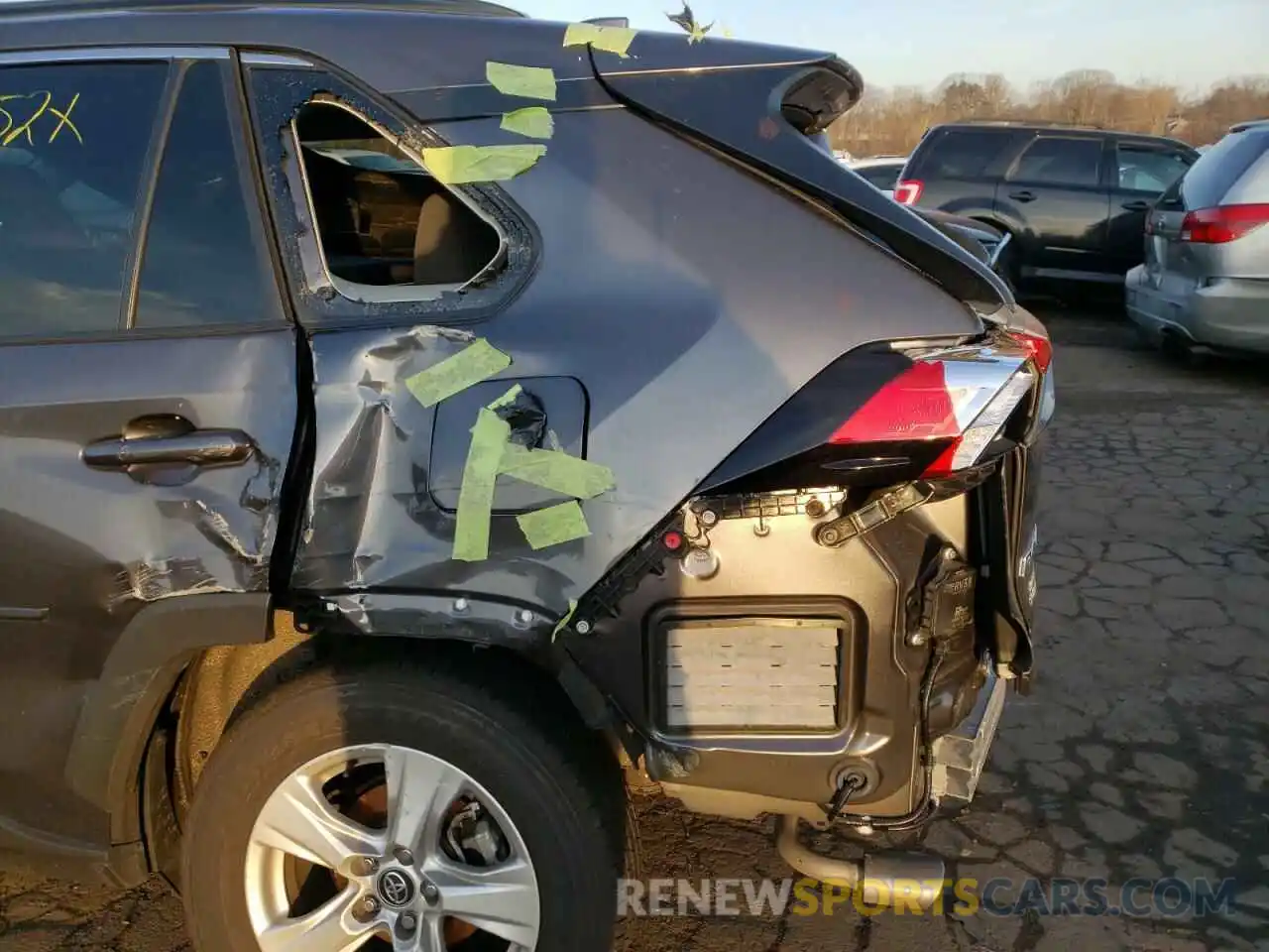 9 Photograph of a damaged car 2T3P1RFVXLW123632 TOYOTA RAV4 2020