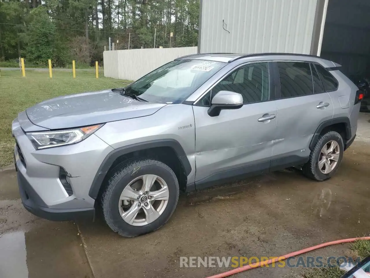 1 Photograph of a damaged car 2T3R6RFV1LW001221 TOYOTA RAV4 2020