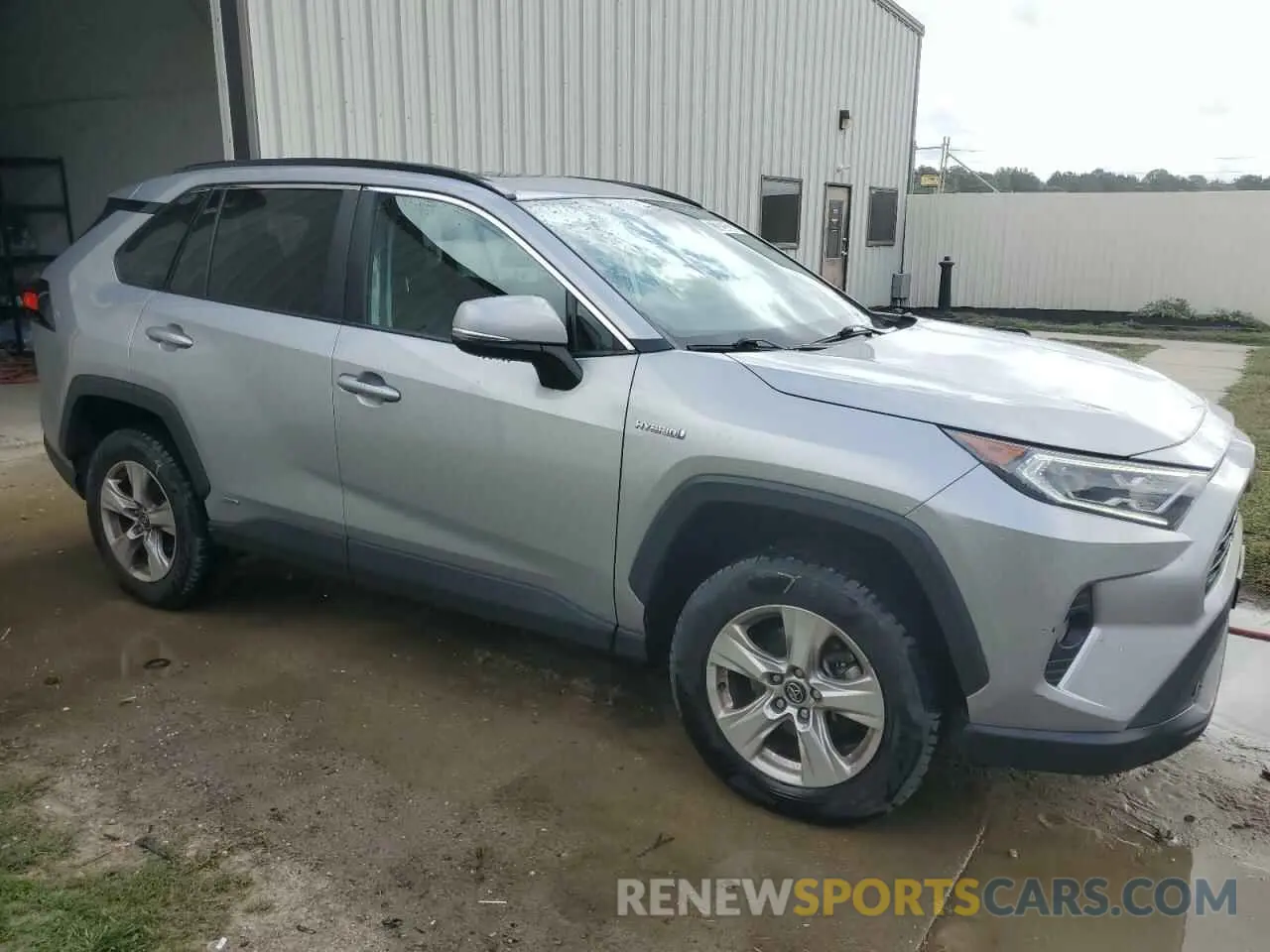 4 Photograph of a damaged car 2T3R6RFV1LW001221 TOYOTA RAV4 2020