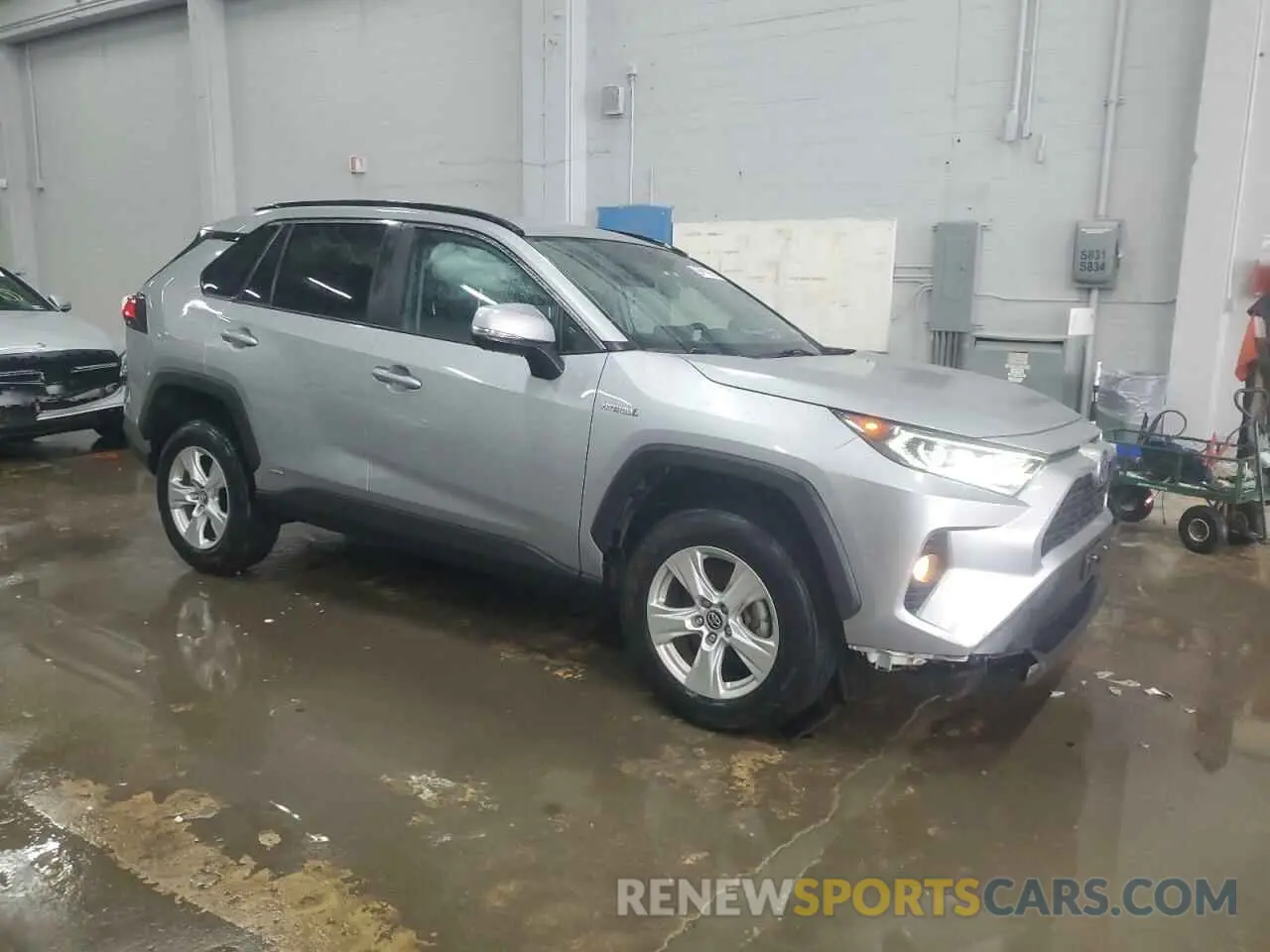 4 Photograph of a damaged car 2T3R6RFV1LW001235 TOYOTA RAV4 2020
