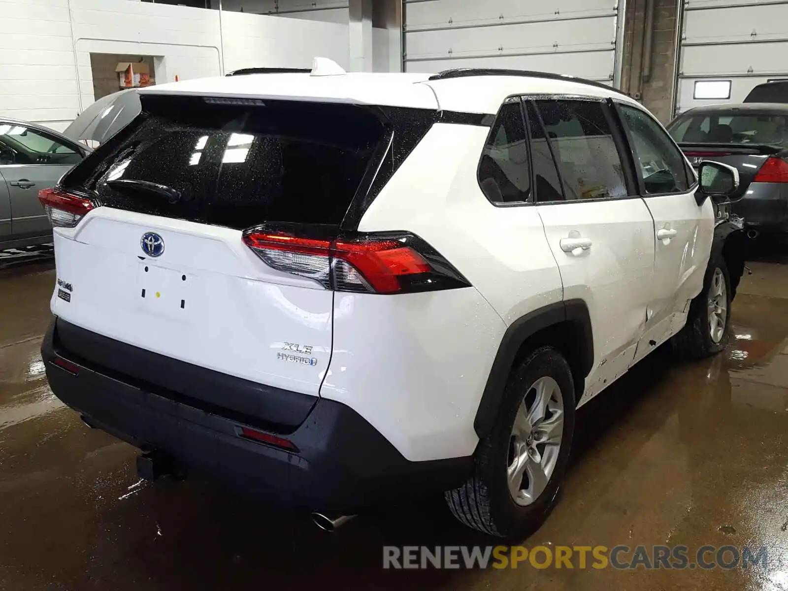 4 Photograph of a damaged car 2T3RWRFV0LW071177 TOYOTA RAV4 2020