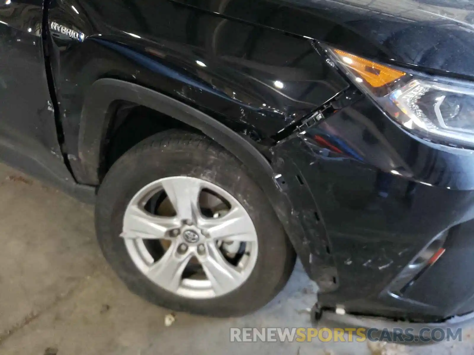 9 Photograph of a damaged car 2T3RWRFV0LW079652 TOYOTA RAV4 2020