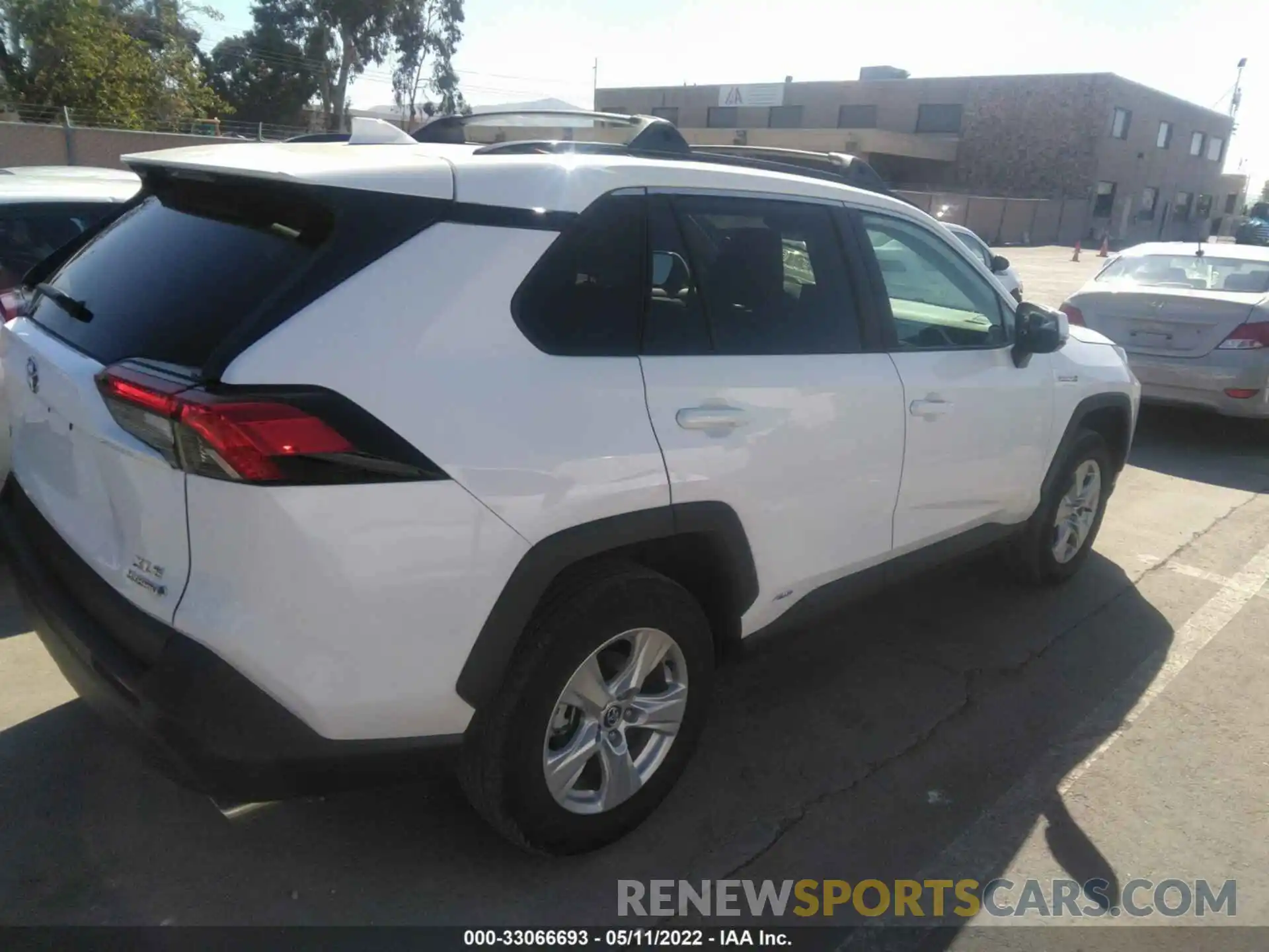 4 Photograph of a damaged car 2T3RWRFV0LW081191 TOYOTA RAV4 2020