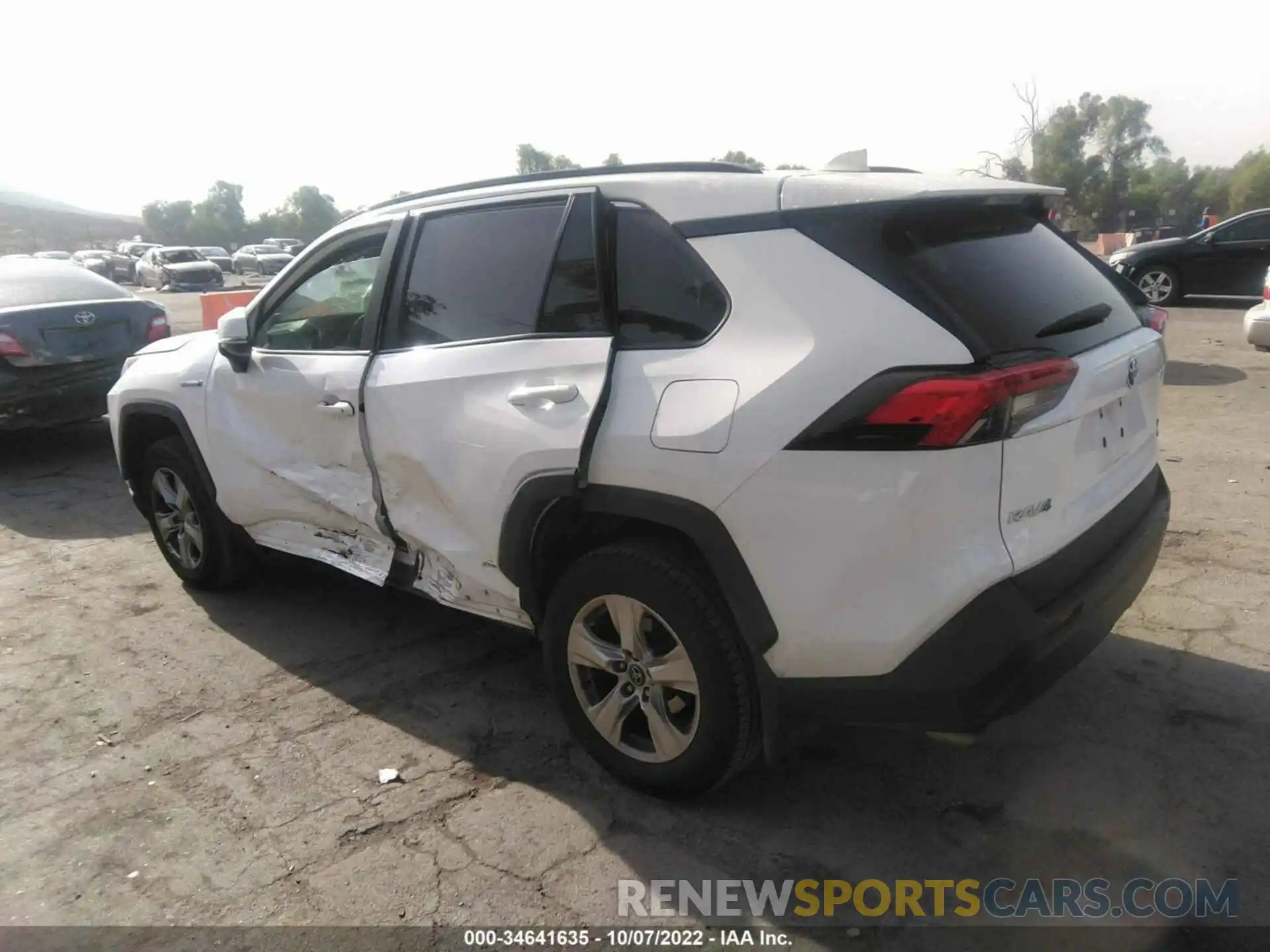 3 Photograph of a damaged car 2T3RWRFV1LW095231 TOYOTA RAV4 2020