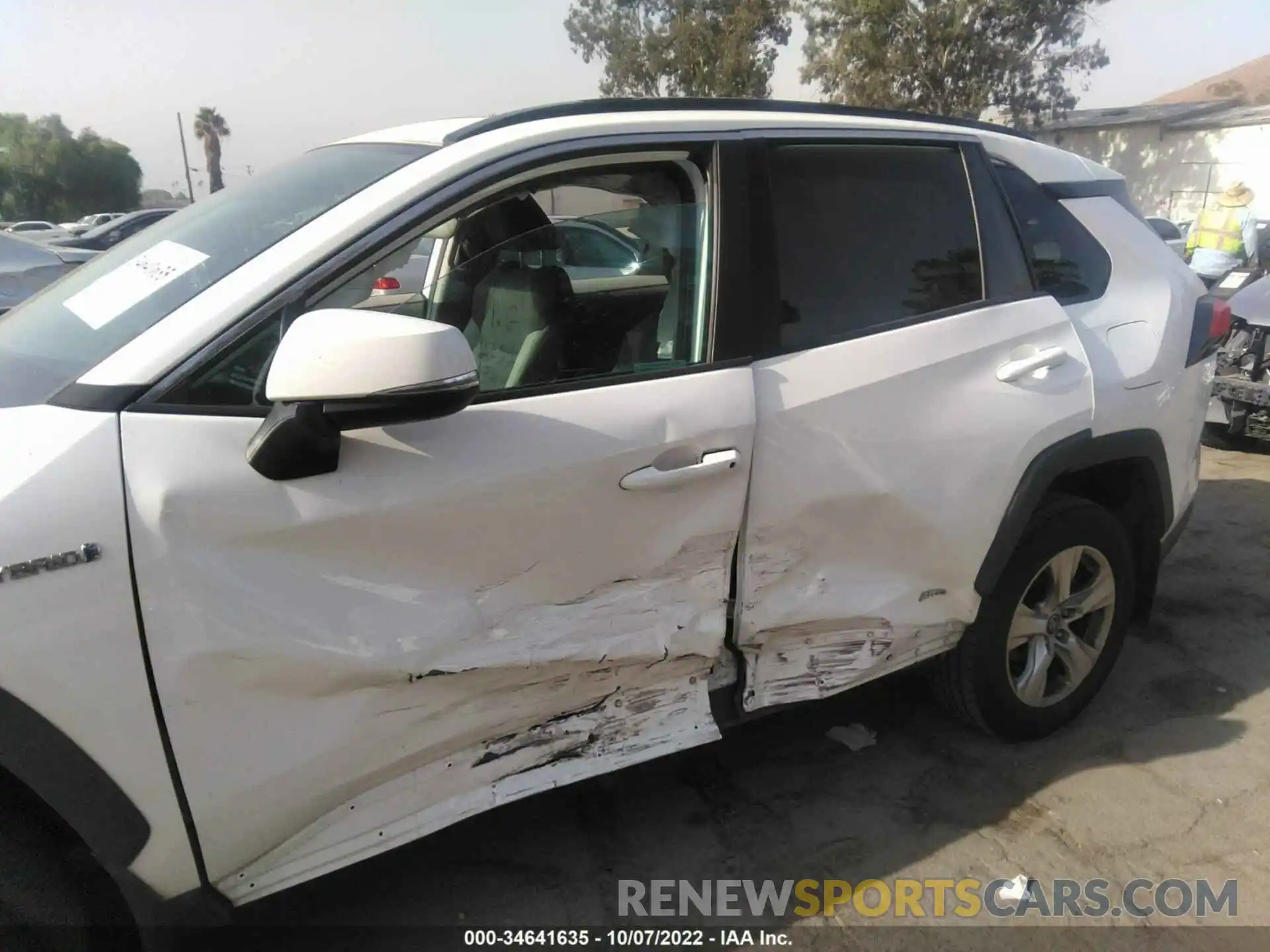 6 Photograph of a damaged car 2T3RWRFV1LW095231 TOYOTA RAV4 2020