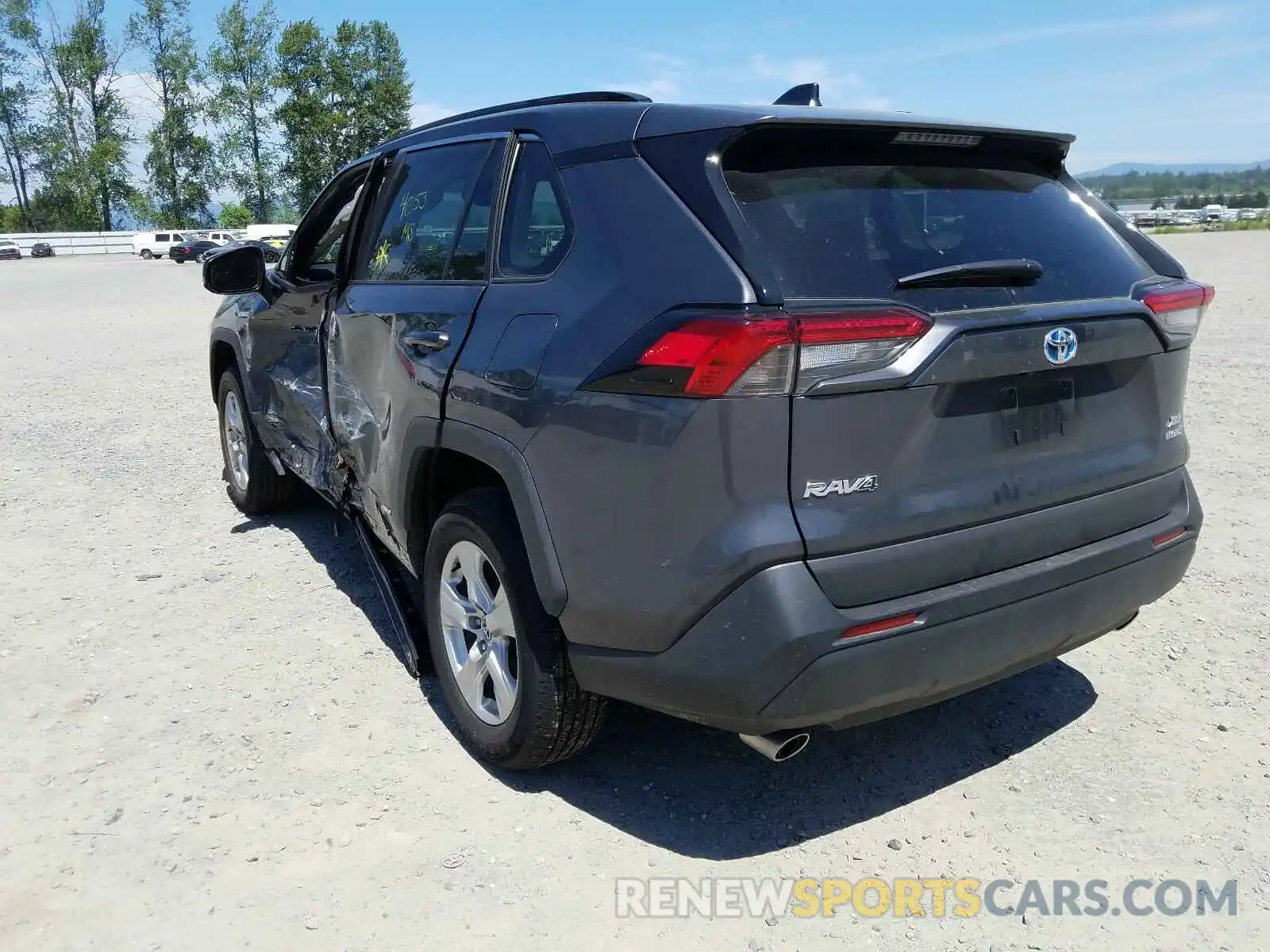 3 Photograph of a damaged car 2T3RWRFV2LW073030 TOYOTA RAV4 2020