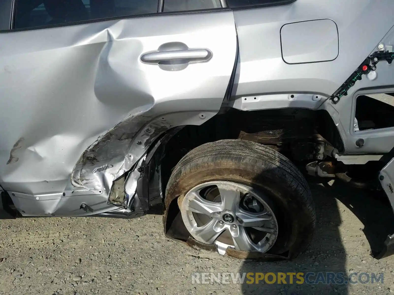 9 Photograph of a damaged car 2T3RWRFV4LW070307 TOYOTA RAV4 2020