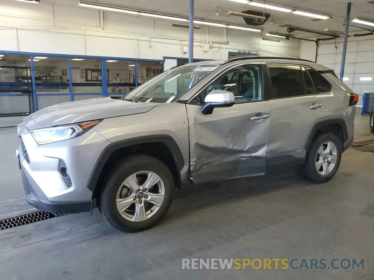 1 Photograph of a damaged car 2T3RWRFV4LW076575 TOYOTA RAV4 2020