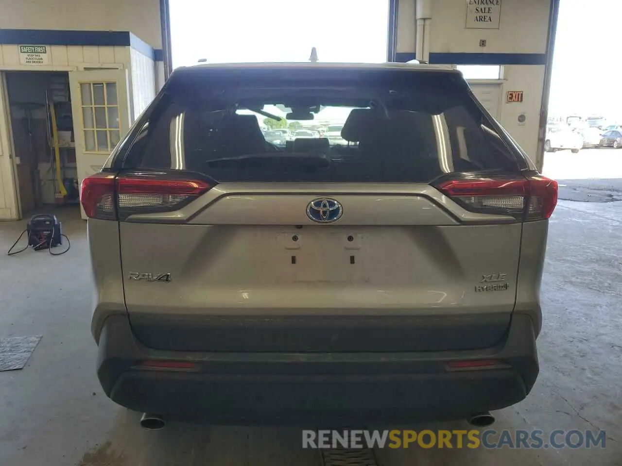 6 Photograph of a damaged car 2T3RWRFV4LW076575 TOYOTA RAV4 2020