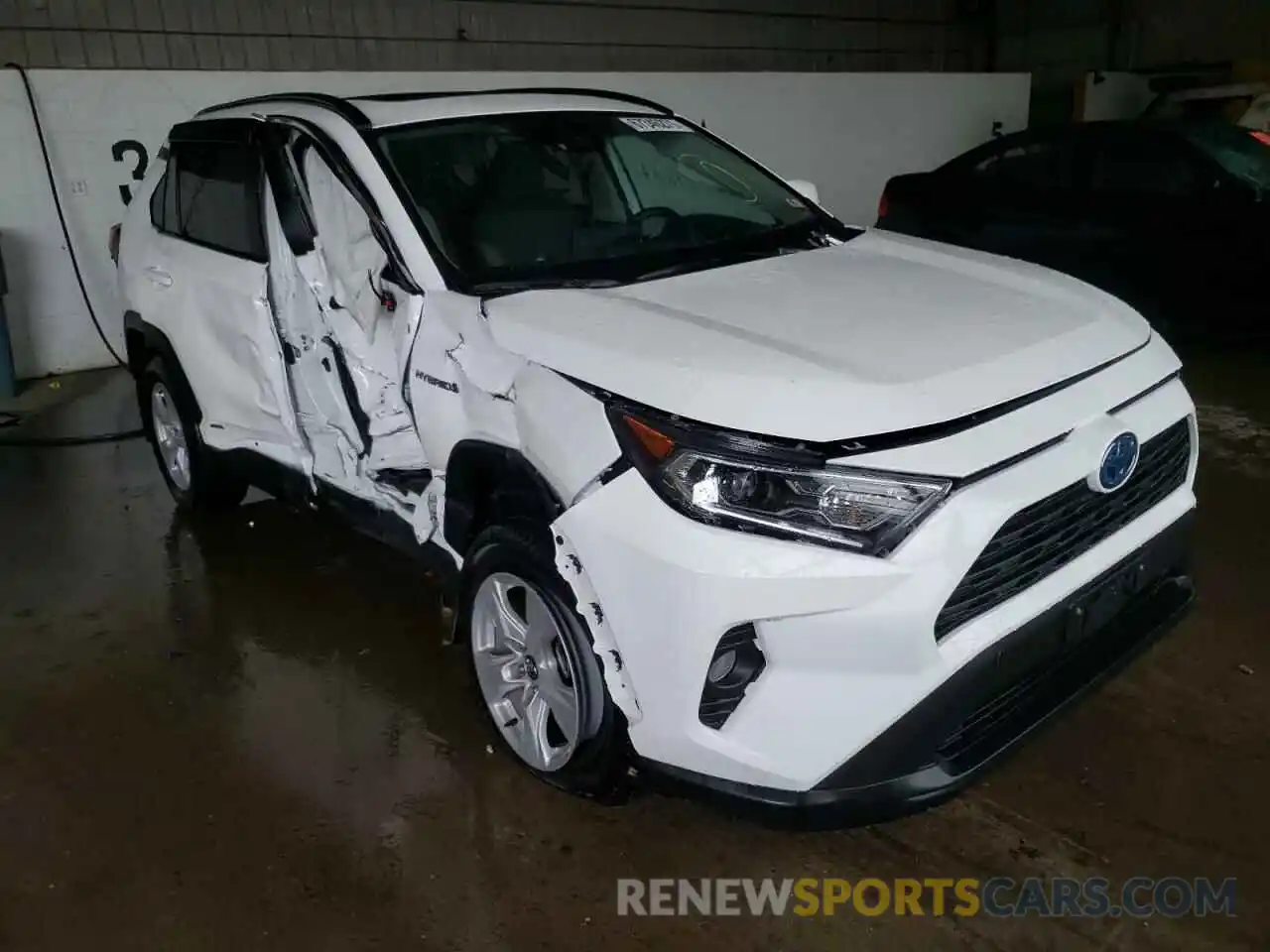 1 Photograph of a damaged car 2T3RWRFV4LW093943 TOYOTA RAV4 2020