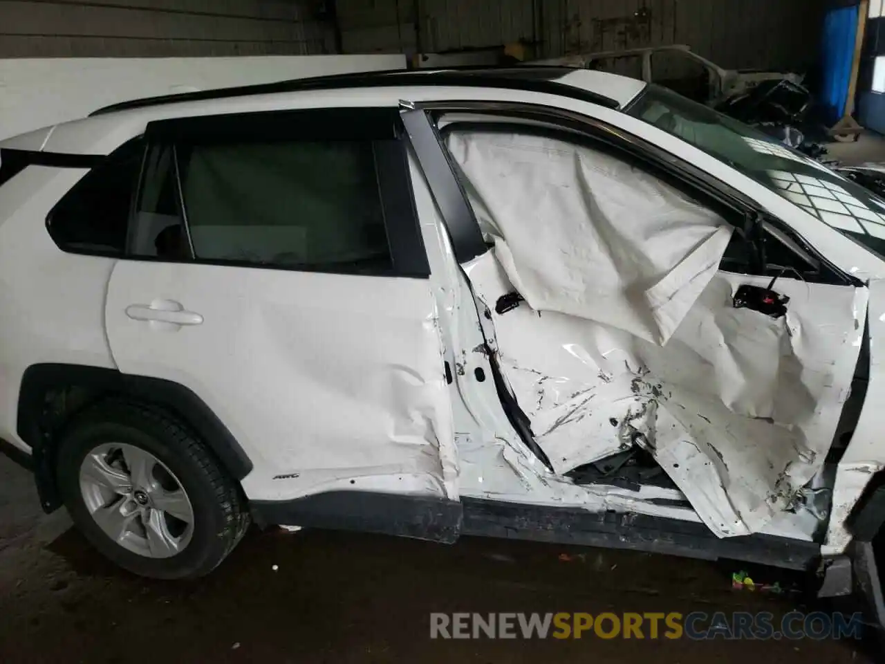 9 Photograph of a damaged car 2T3RWRFV4LW093943 TOYOTA RAV4 2020