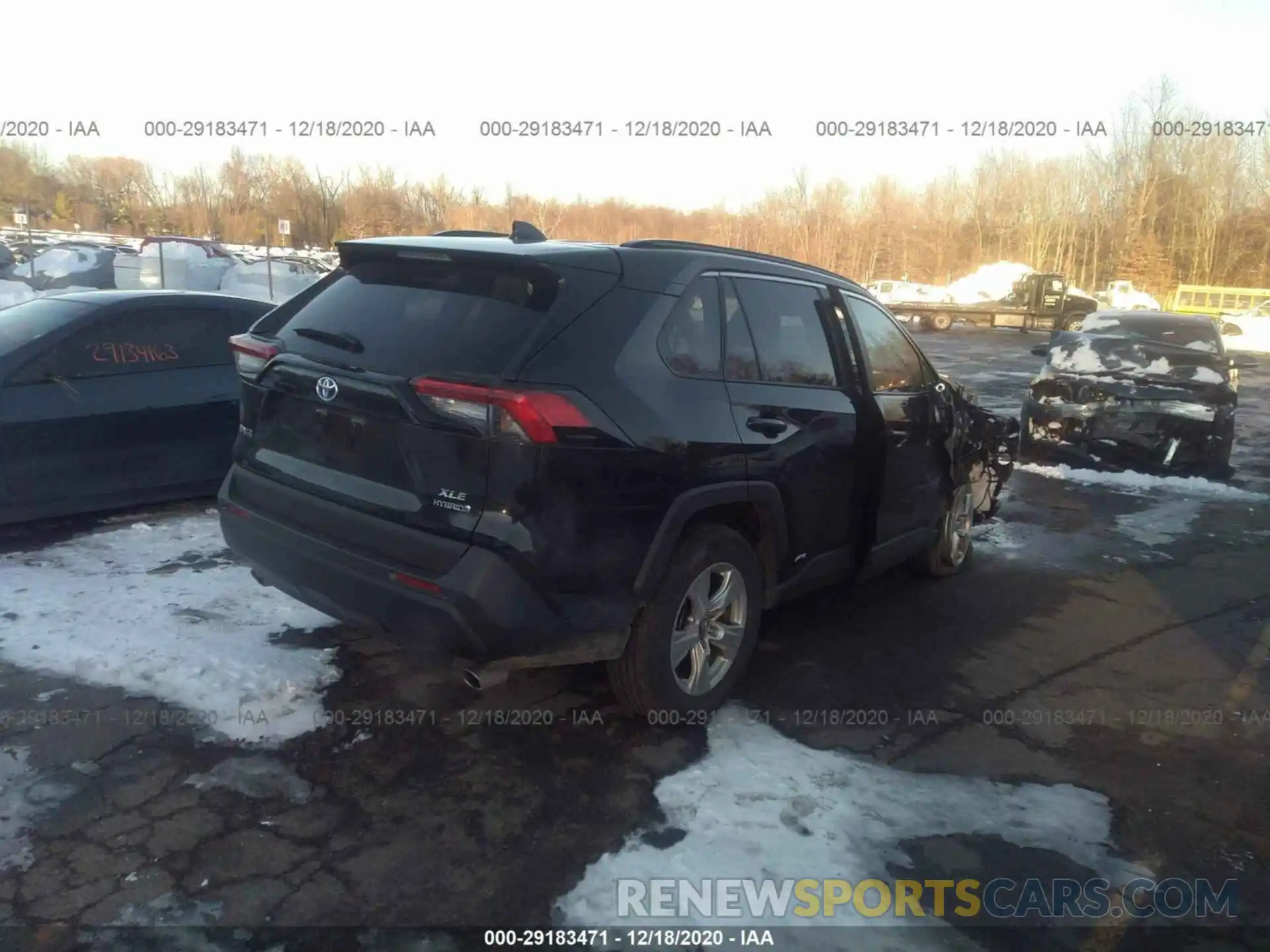 4 Photograph of a damaged car 2T3RWRFV5LW069182 TOYOTA RAV4 2020