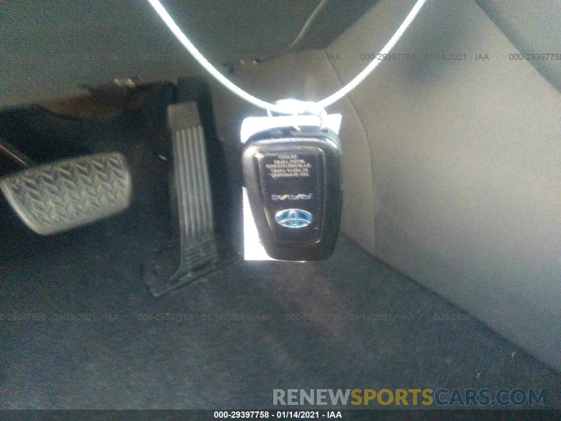 11 Photograph of a damaged car 2T3RWRFV5LW081669 TOYOTA RAV4 2020