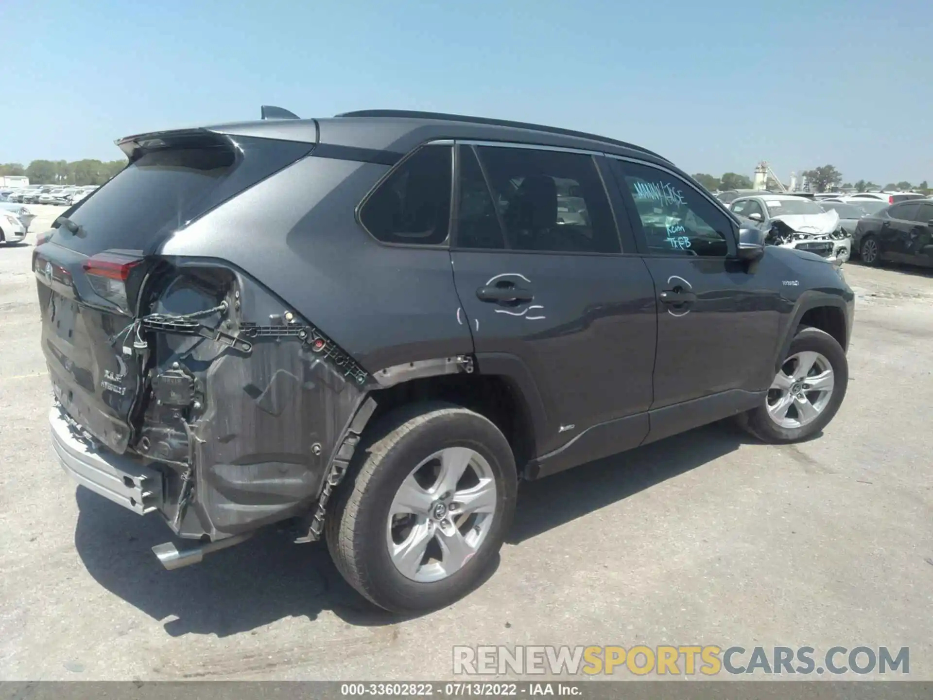 4 Photograph of a damaged car 2T3RWRFV5LW090520 TOYOTA RAV4 2020